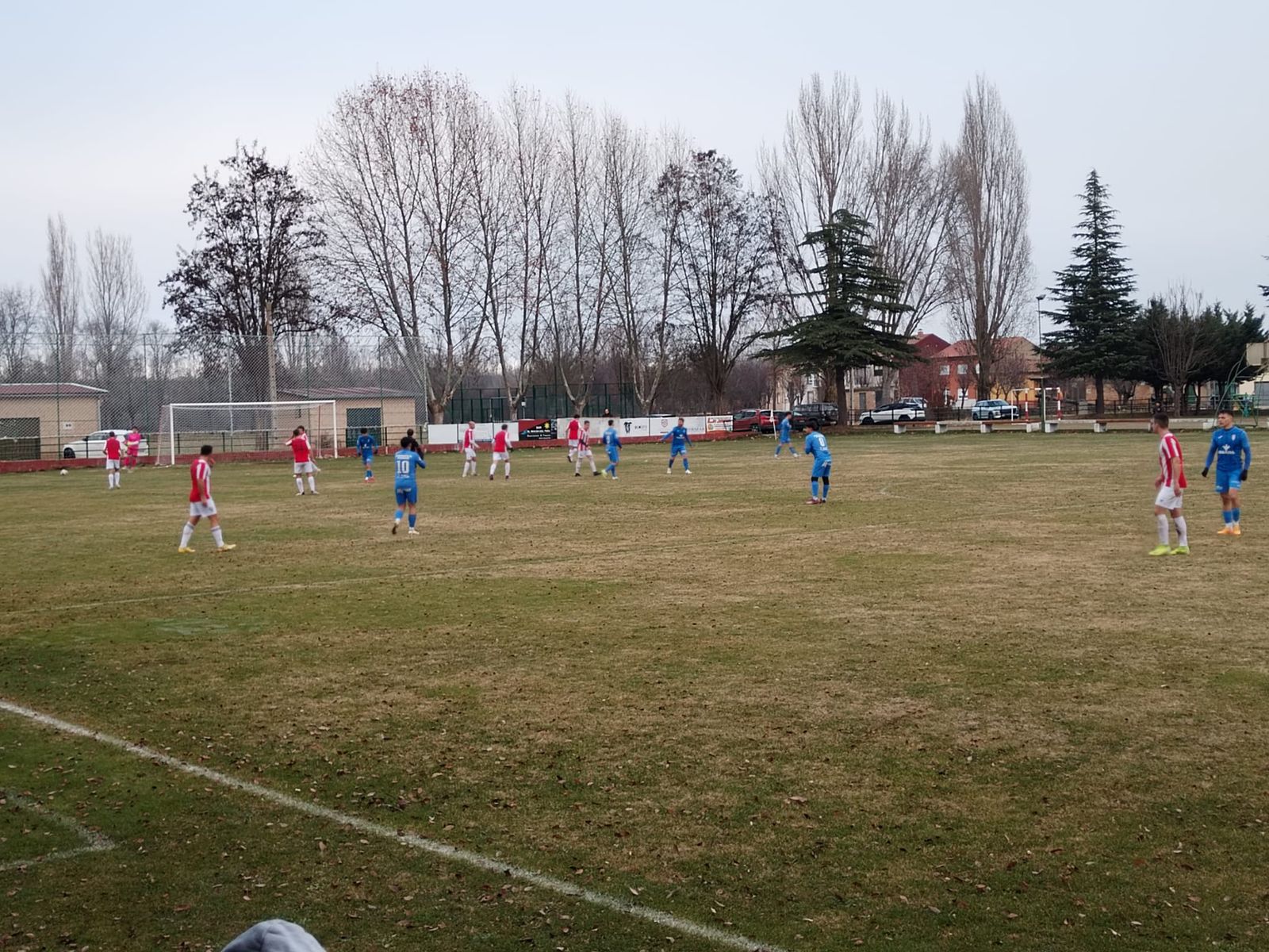 Un instante del duelo entre el CD Santa Croya y el CD Villaralbo B