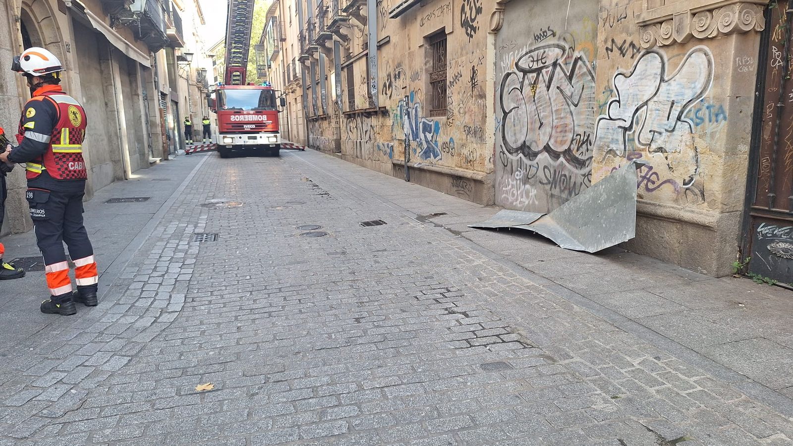 Los Bomberos y la Policía Local de Salamanca retiran una chapa en riesgo de caída en la calle Consuelo
