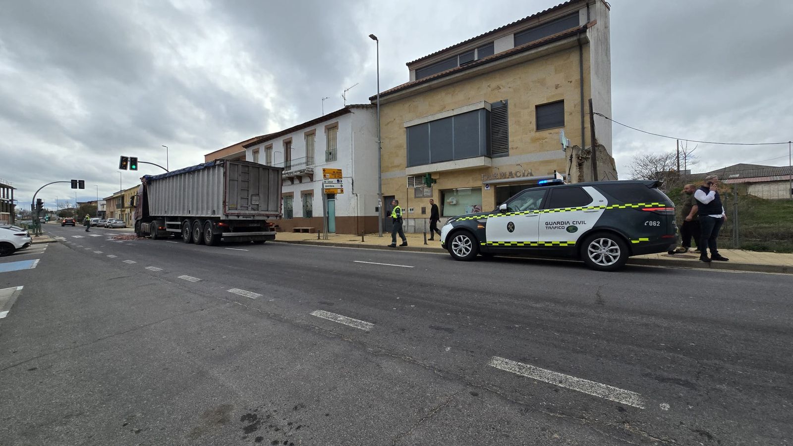 Un camión pierde parte de su carga en Aldeatejada