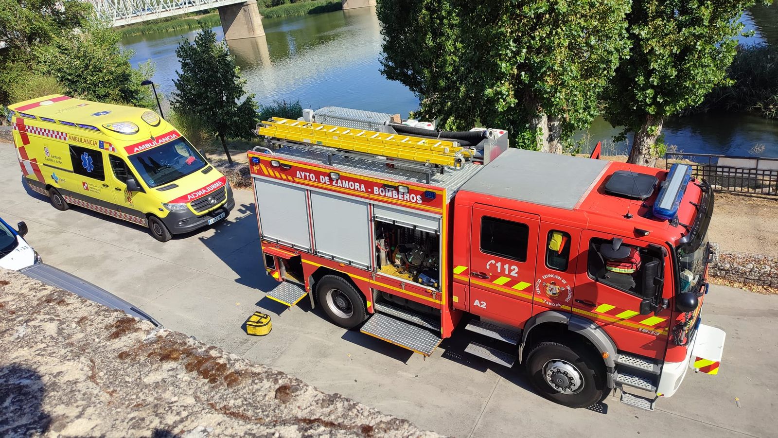 GALERÍA | Amplio despliegue de medios para rescatar a un hombre del río Duero en Zamora capital
