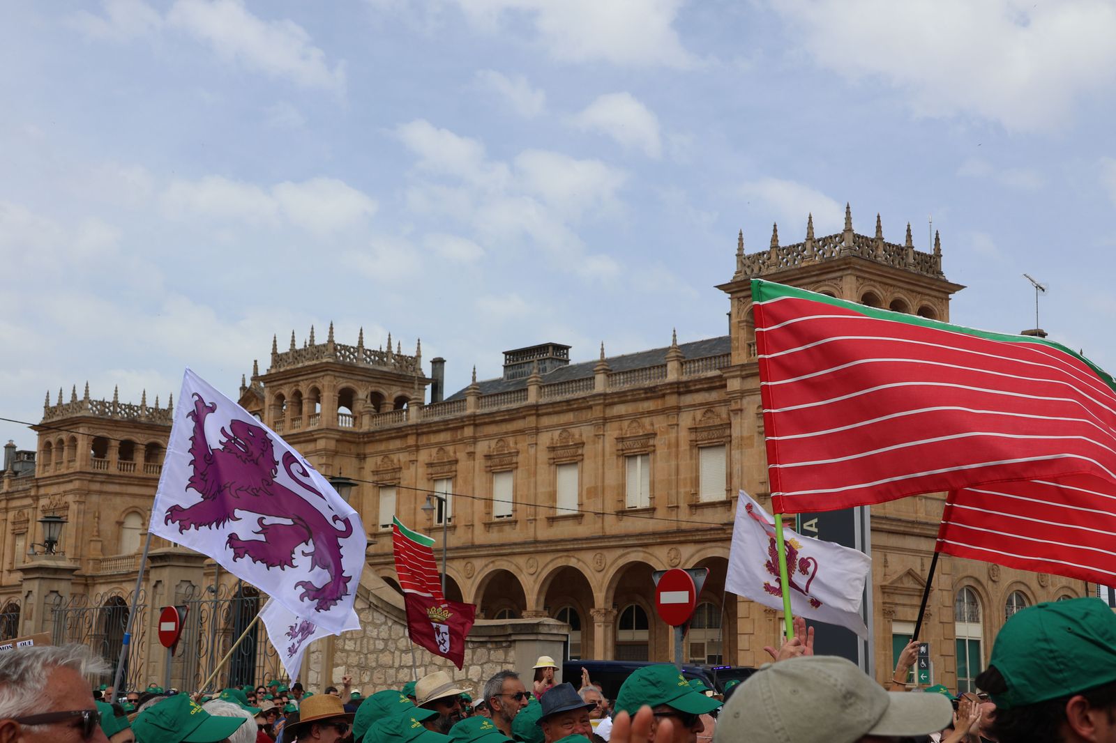manifestacion-contra-la-perida-de-servicios-de-ave-74