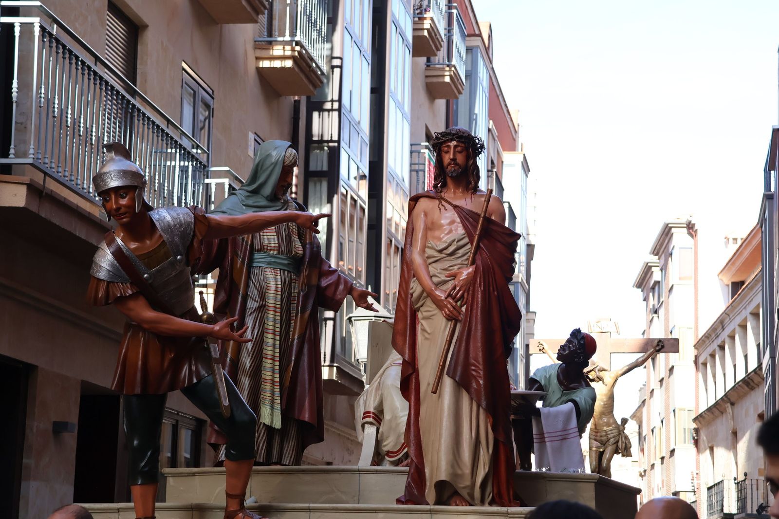La Exaltación de la Cruz procesiona por las calles de Zamora rumbo a la carpa de San Bernabé