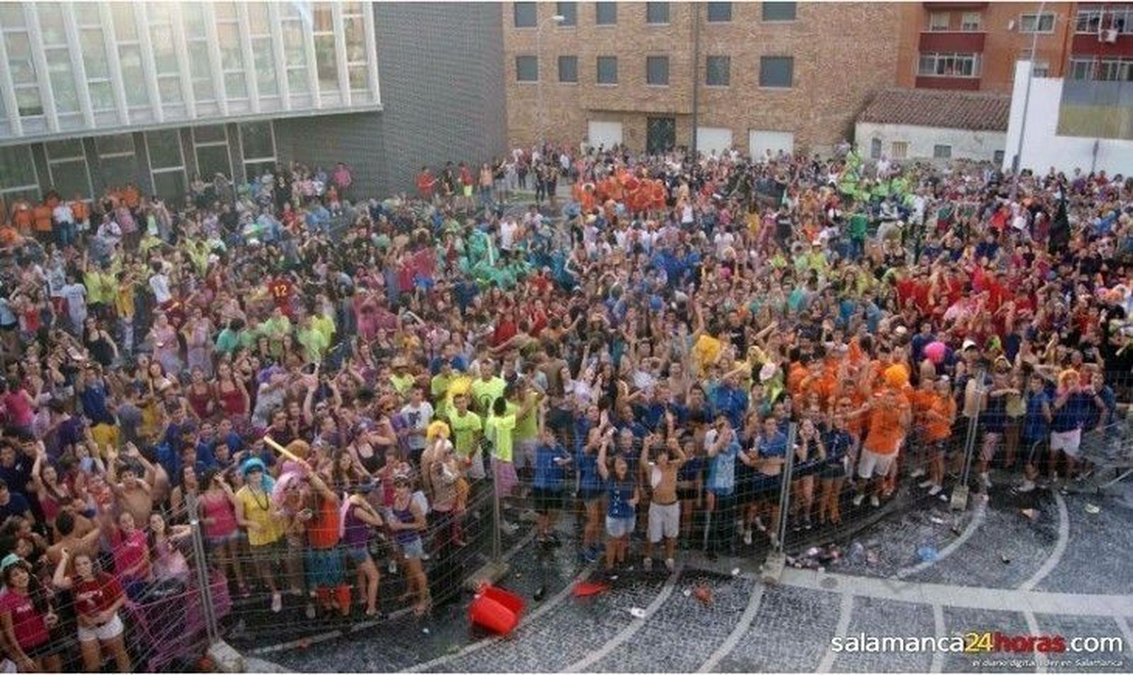 El municipio estalla en fiestas con el bullicio, alegría y colorido de las peñas El municipio estalla en fiestas con el bullicio, alegría y colorido de las peñas