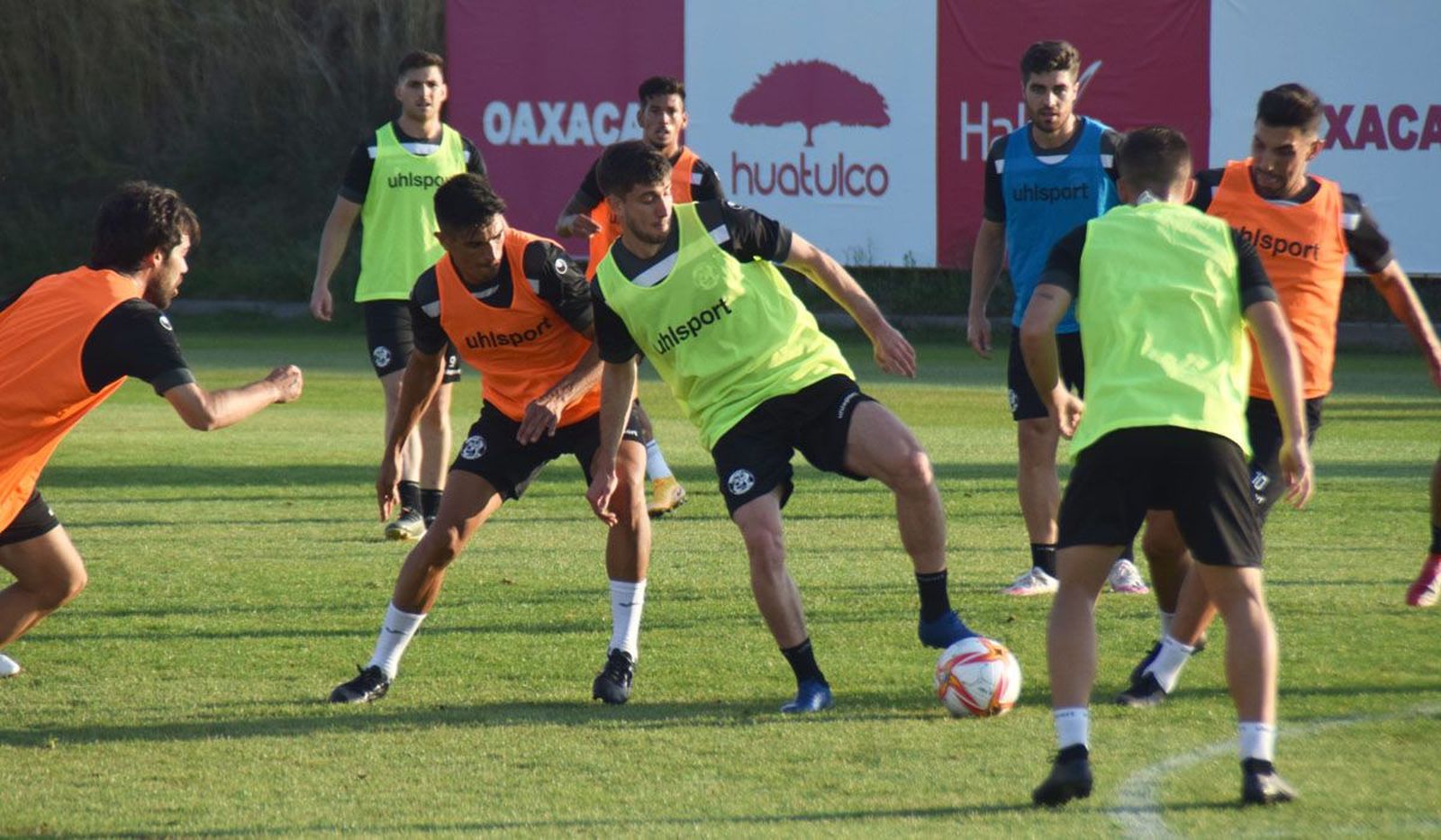 Perrini y Xisco pugnan por el balón
