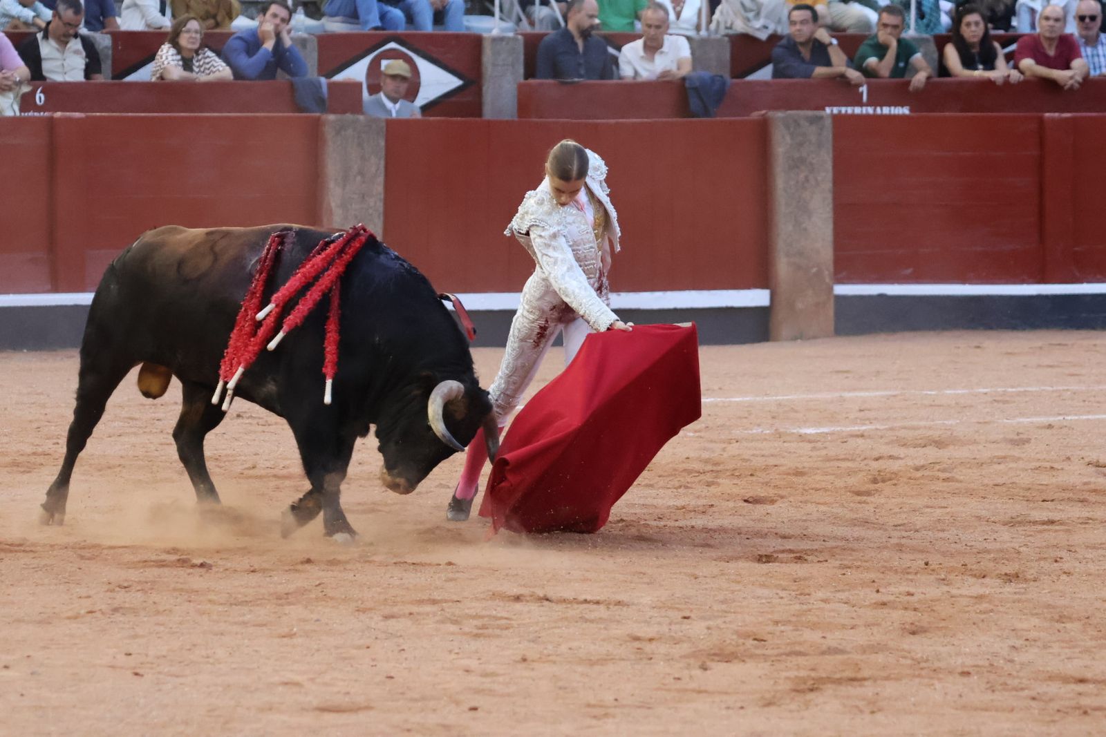 La Glorieta revive el aroma de la feria taurina con el primer festejo: Lea Vicens, Raquel Martín y Olga Casado