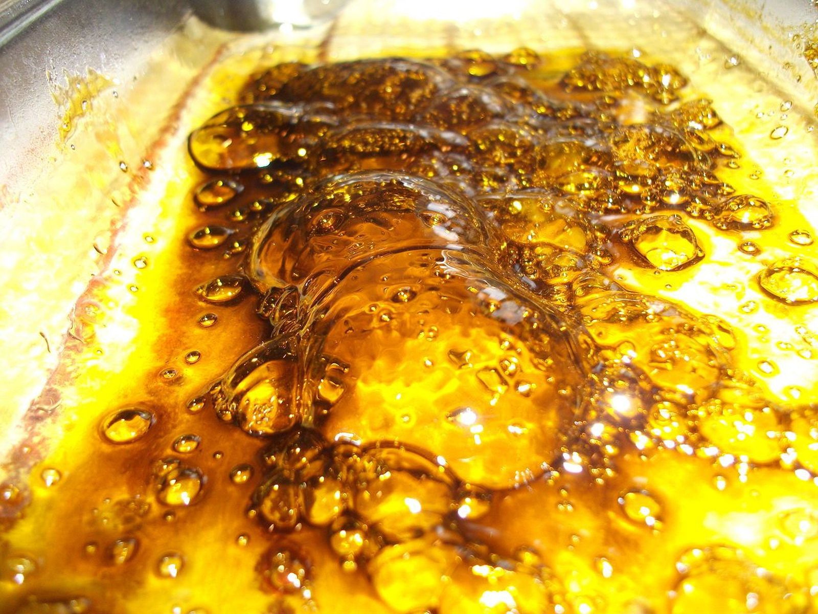 1280px Butane honey oil being evaporated