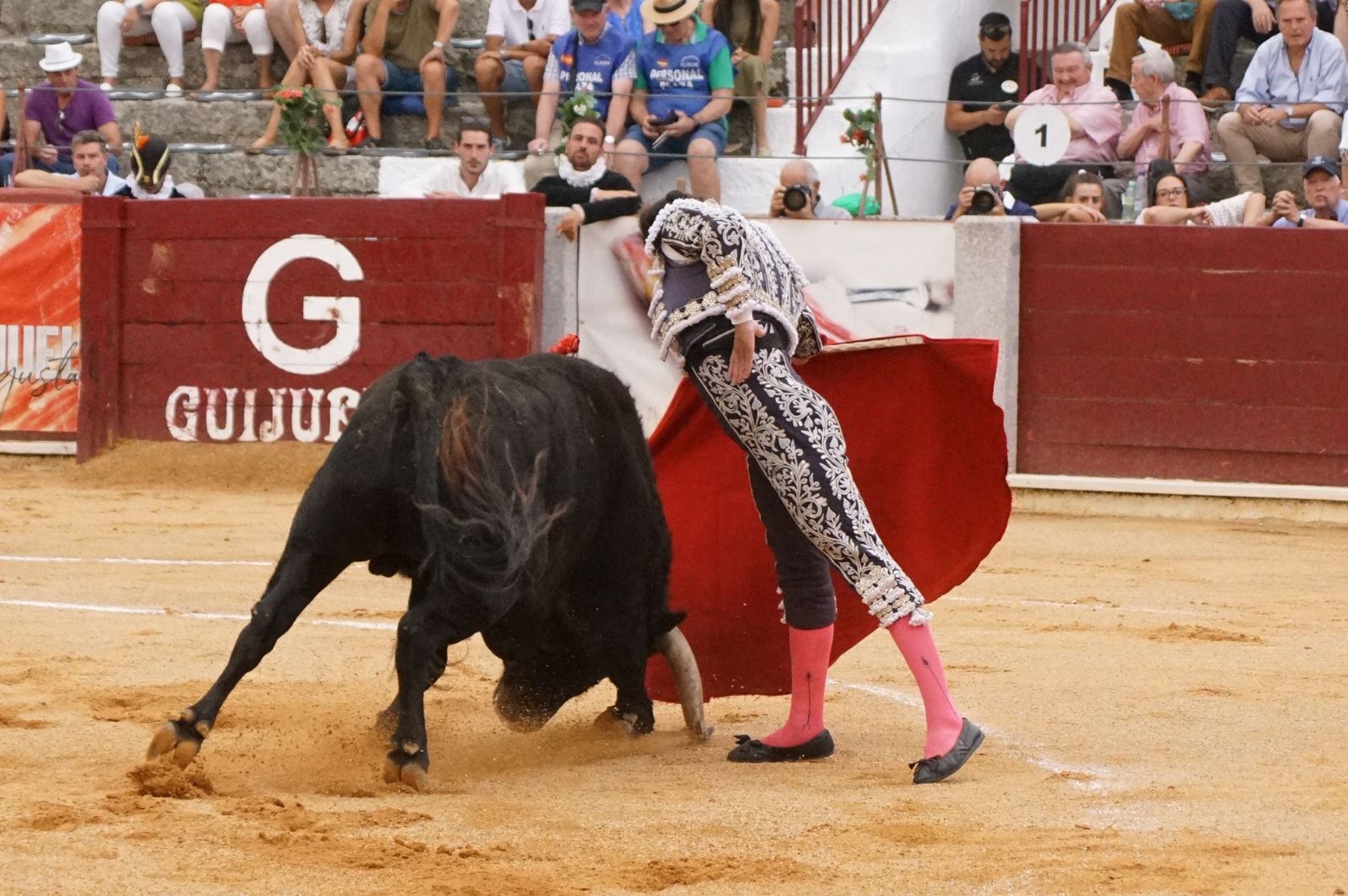 Javier Castaño se despide de Guijuelo y Damián Castaño, su hermano, e Ismael Martín salen a hombros en Guijuelo