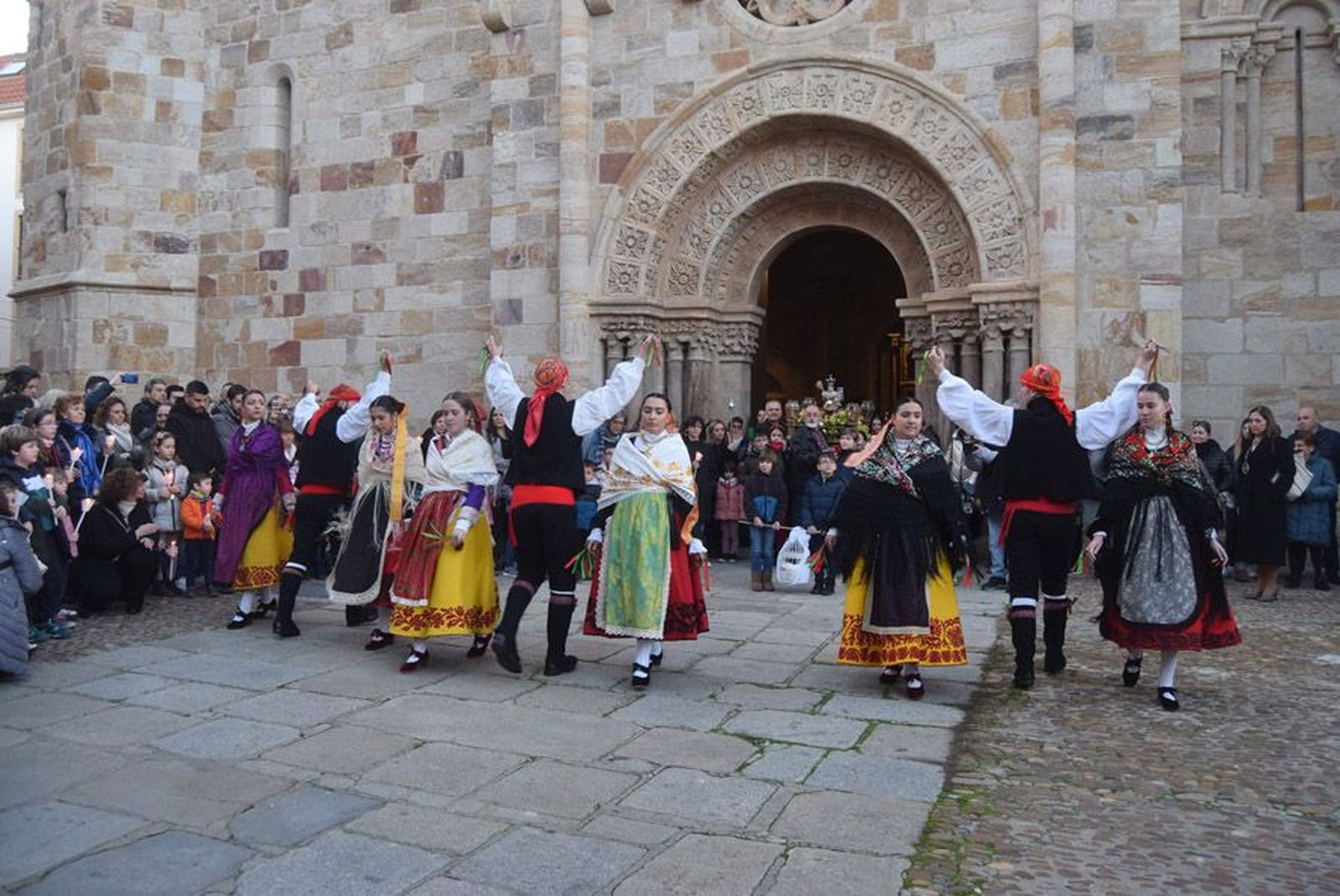 las-candelas-vuelven-a-unir-la-iglesia-de-san-juan-con-la-de-san-vicente-66