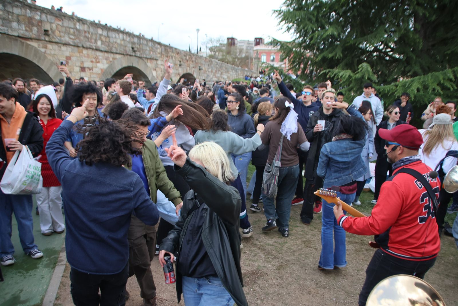 Un multitudinario Lunes de Aguas en Salamanca llena la ribera del Tormes