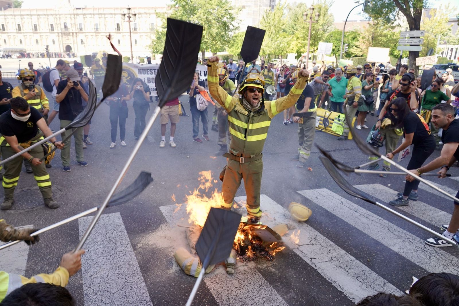 Manifestación convocada por la Asociación de Trabajadores de Incendios Forestales de Castilla y León para exigir mejoras en el operativo de prevención y extinción de incendios y la asunciÃ³n de responsabilidades por la gestiÃ³n de este verano