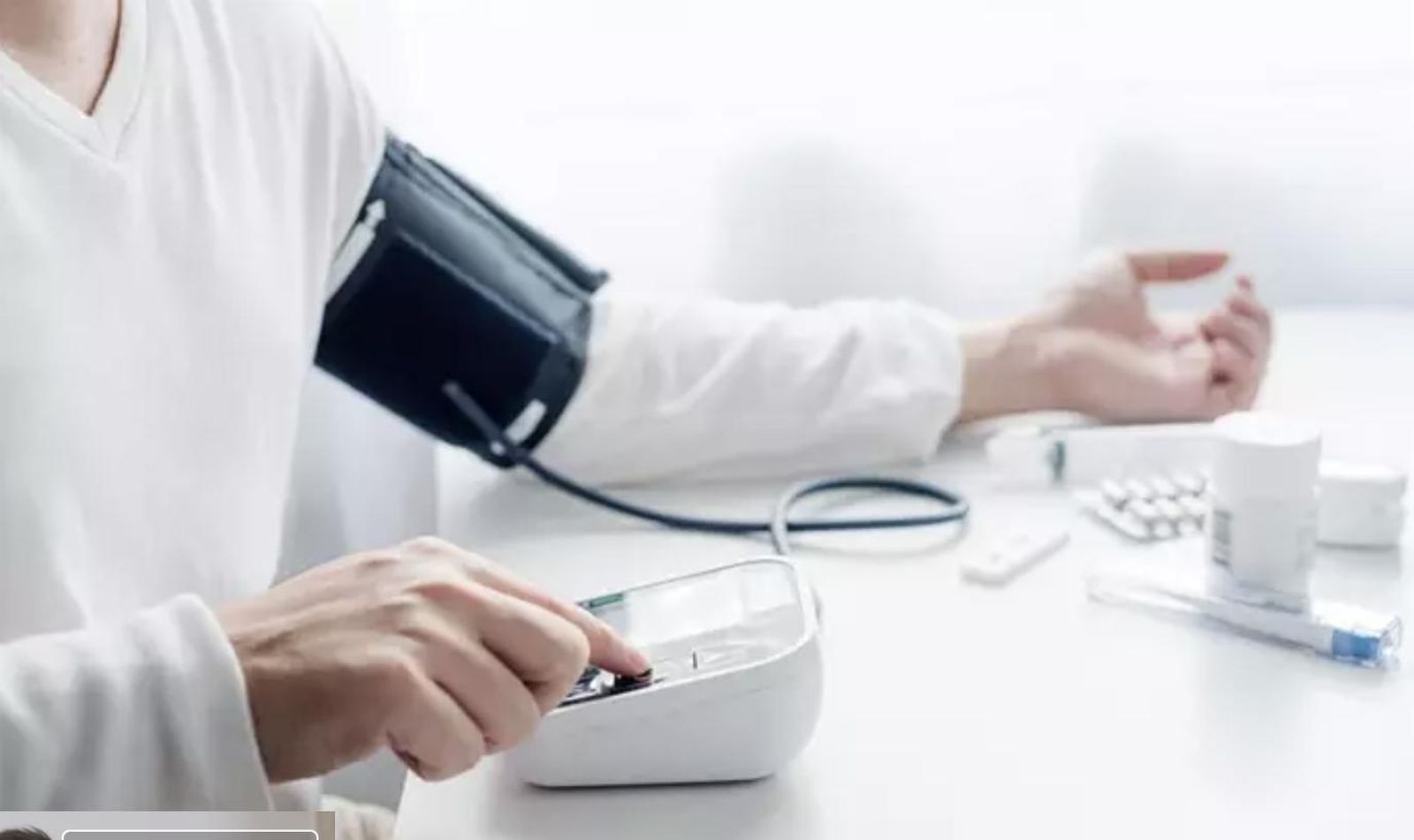 Mujer midiéndose la presión arterial en casa. - ISTOCK - Archivo