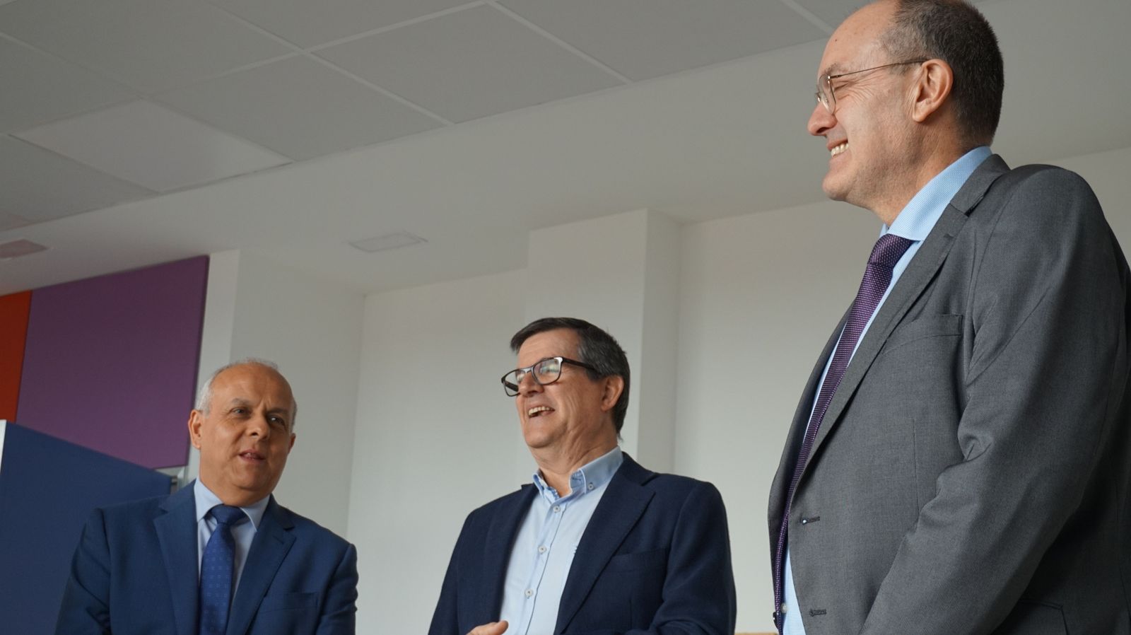 el-director-general-de-centros-e-infraestructuras-jose-migel-saez-visita-la-ultima-fase-al-ceip-maria-moliner-de-castellanos-de-moriscos-22