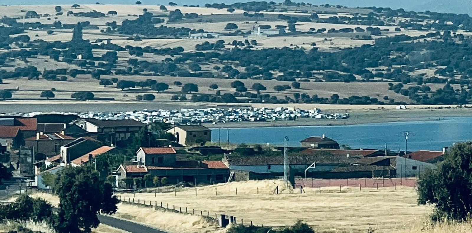 Guardia Civil y Subdelegación de Gobierno coordinan el establecimientos de cientos de vehículos en el embalse de Santa Teresa
