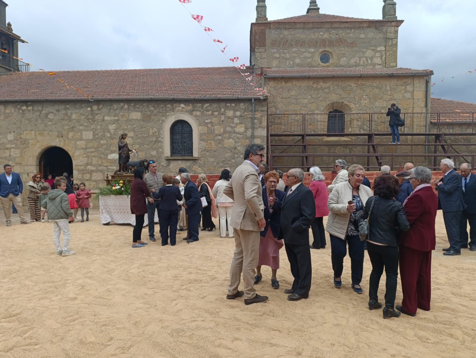 Cabrillas arropa a San Isidro por sus fiestas en el día de la bendición de los campos