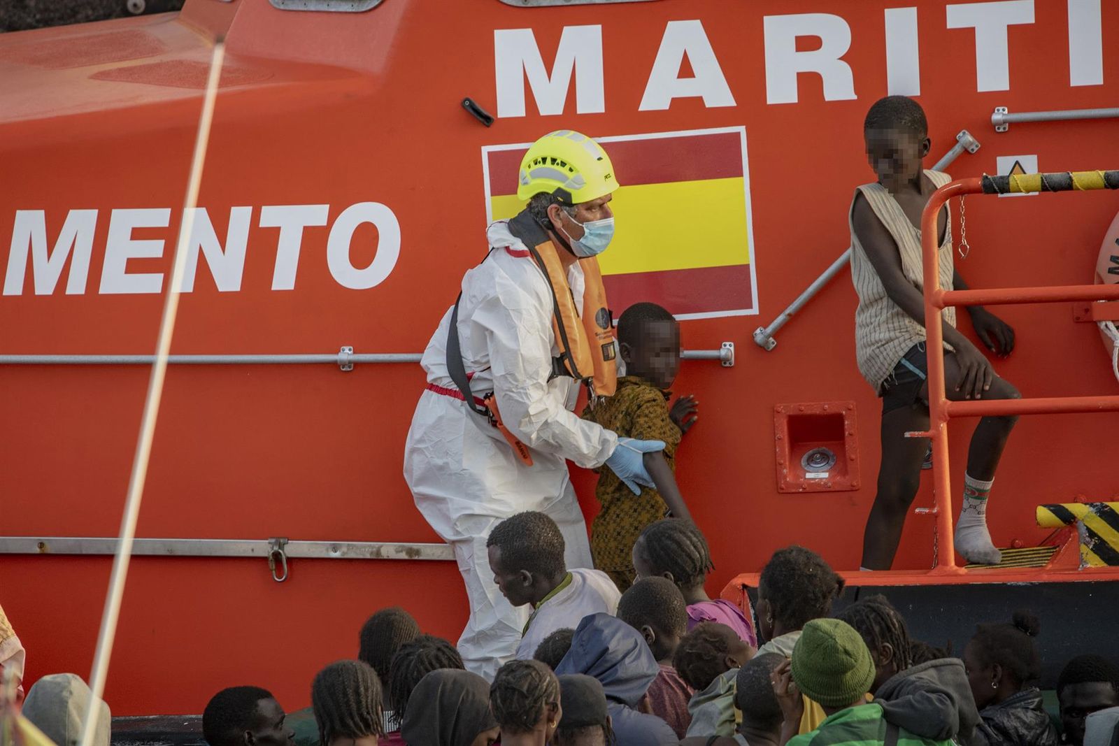 Salvamento Marítimo rescata a varios menores