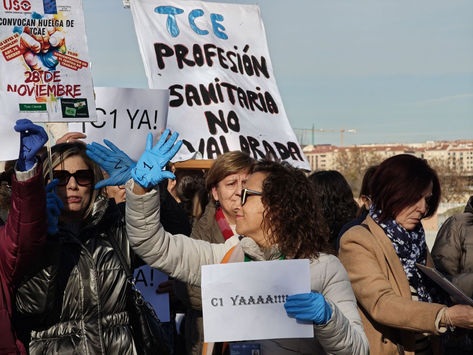 Las TCAEs de Salamanca se concentran a las puertas del hospital de Salamanca