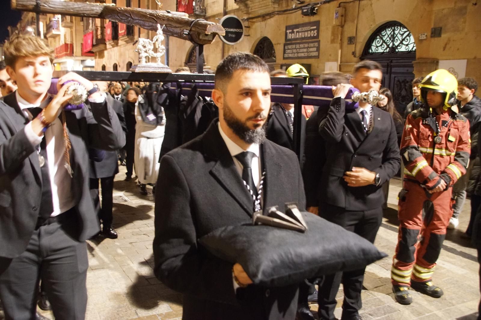 Las imágenes de la emotiva procesión de la Dominicana sin el Cristo de la Buena Muerte