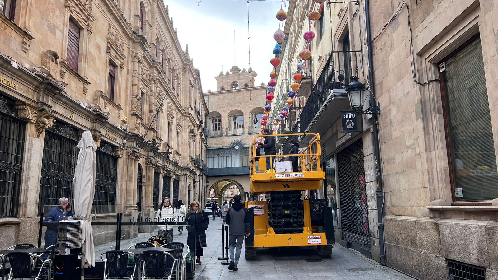 Instalación de farolillos chinos en la calle de Zamora