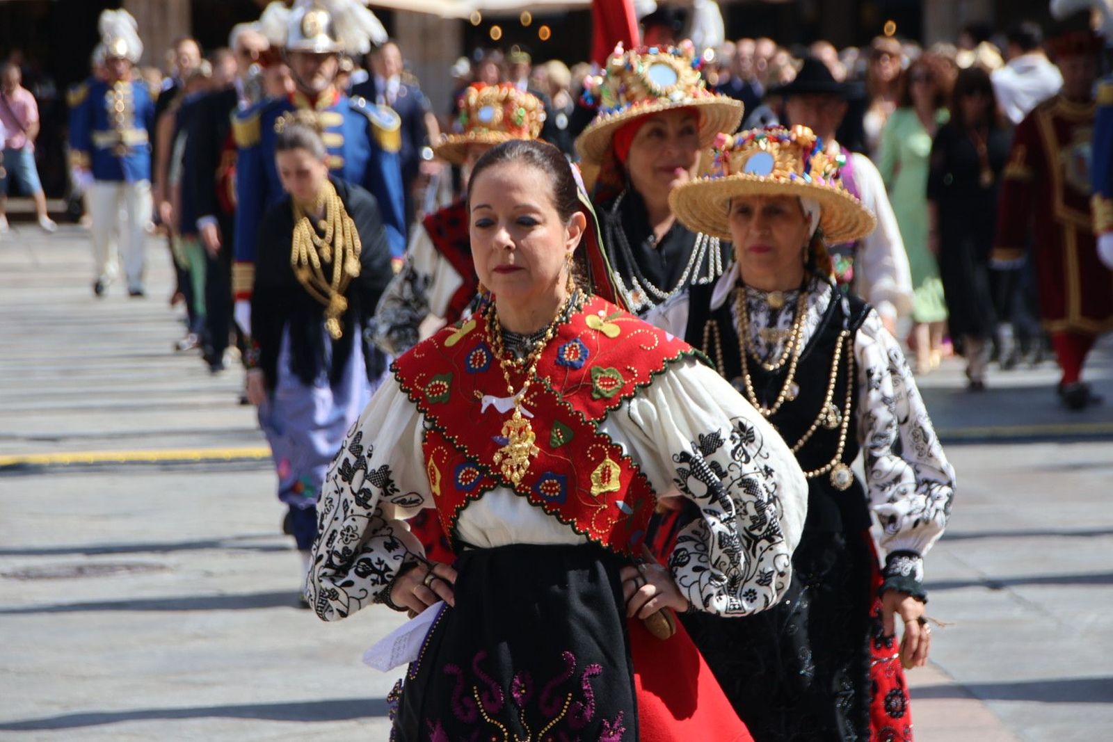 Comitiva de la Corporación Municipa y misa por San Juan