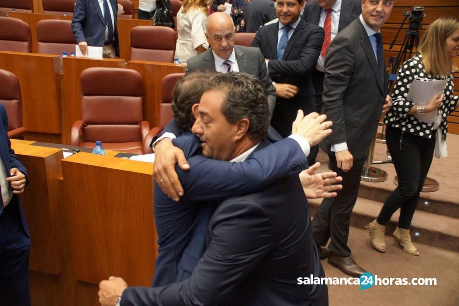 Salvador Cruz y Alfonso Fernández Mañueco se abrazan en la investidura como presidente de la Junta del segundo | Foto: Archivo S24H Salvador Cruz y Alfonso Fernández Mañueco se abrazan en la investidura como presidente de la Junta del segundo | Foto: Archivo S24H