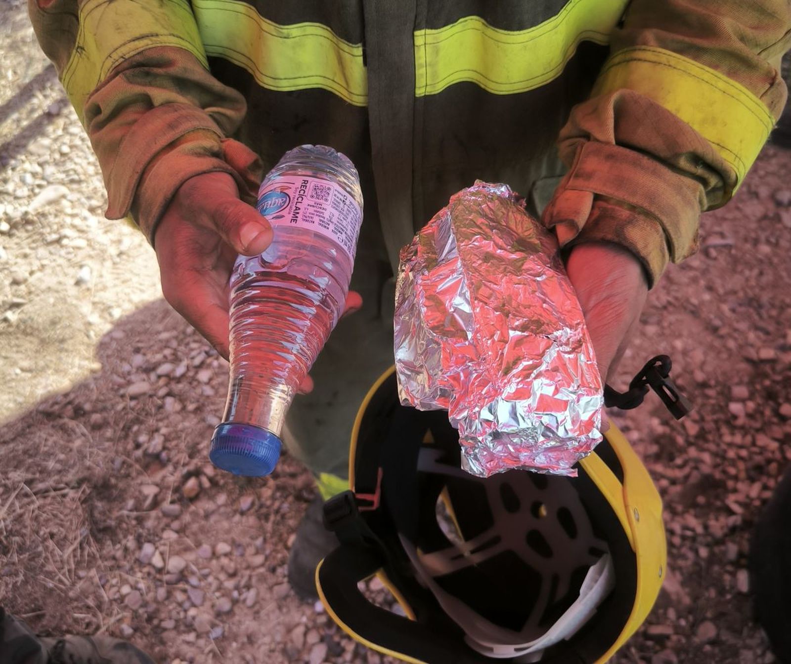 Avituallamiento de uno de los brigadistas