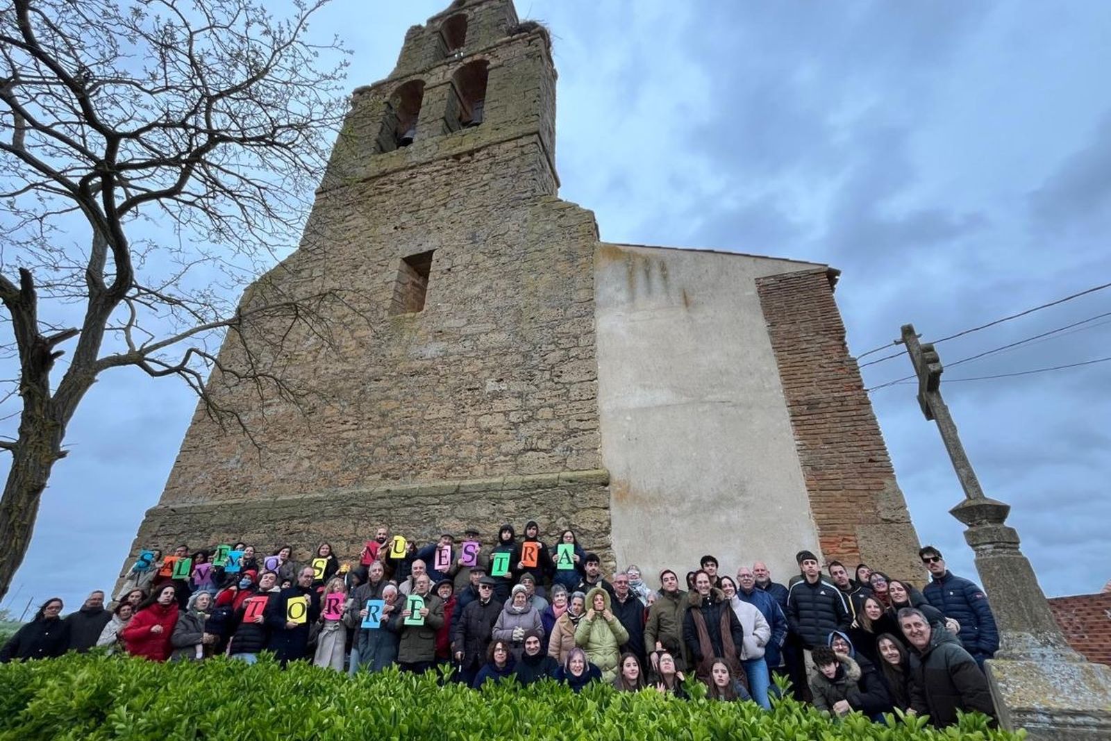 Un mural humano que une a generaciones en Vega de Villalobos para preservar su torre: "Cuando el pueblo se organiza, es imparable"