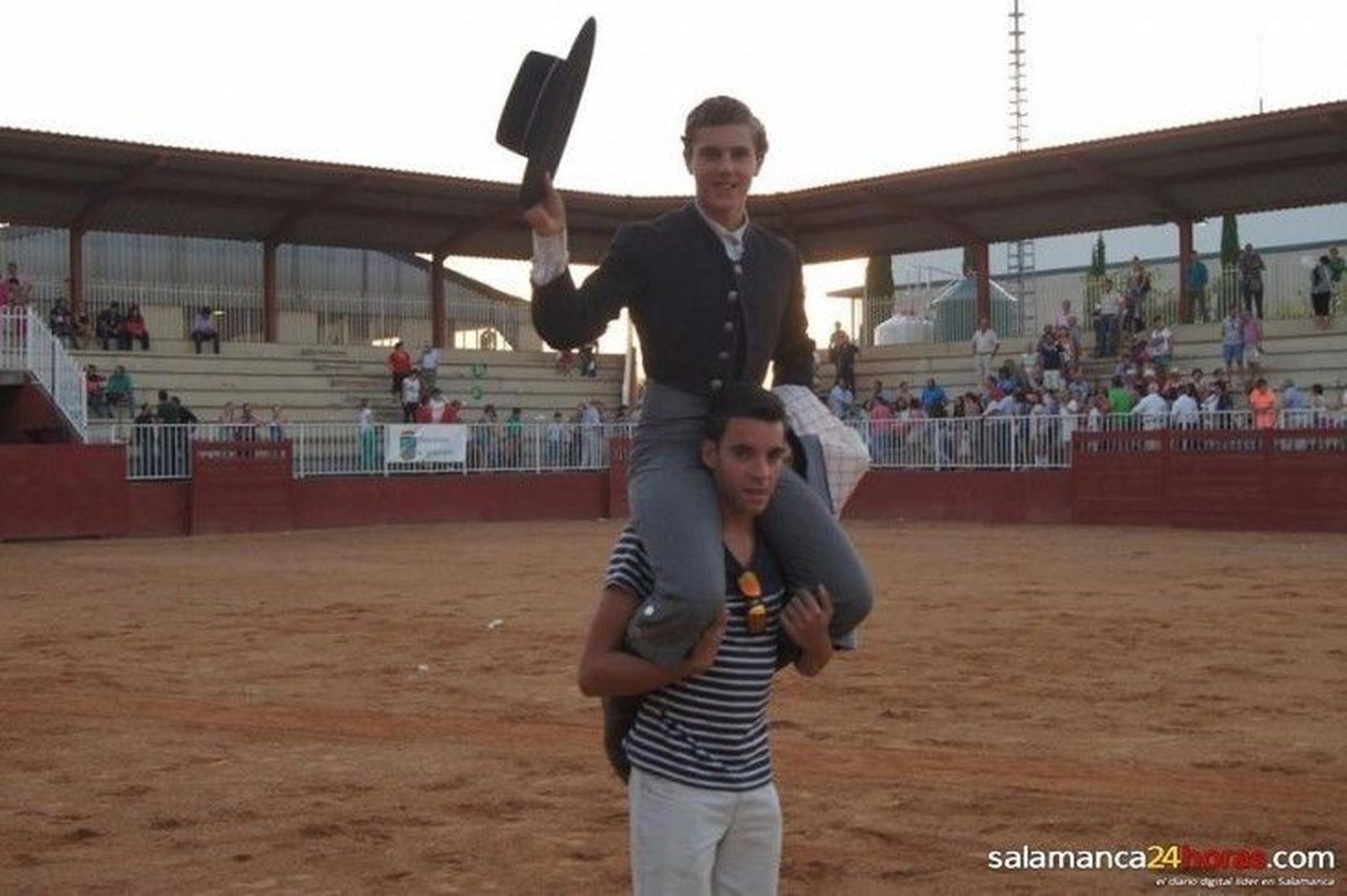 Adrián Sales, dos orejas en la primera jornada del certamen de Escuelas de Tauromaquia en Salamaq