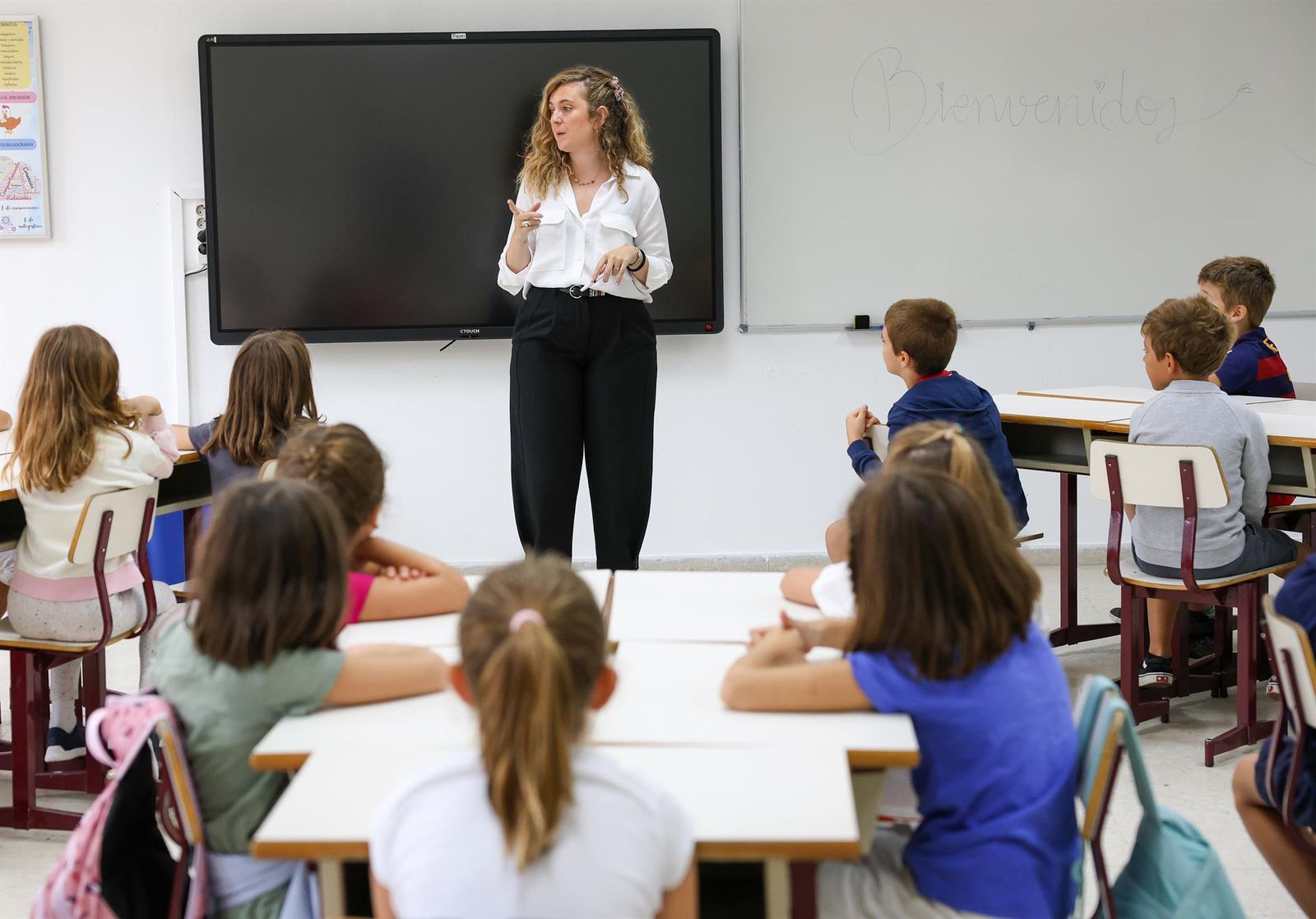 Una profesora y varios alumnos en un colegios. EP. Archivo. Una profesora y varios alumnos en un colegios. EP. Archivo.