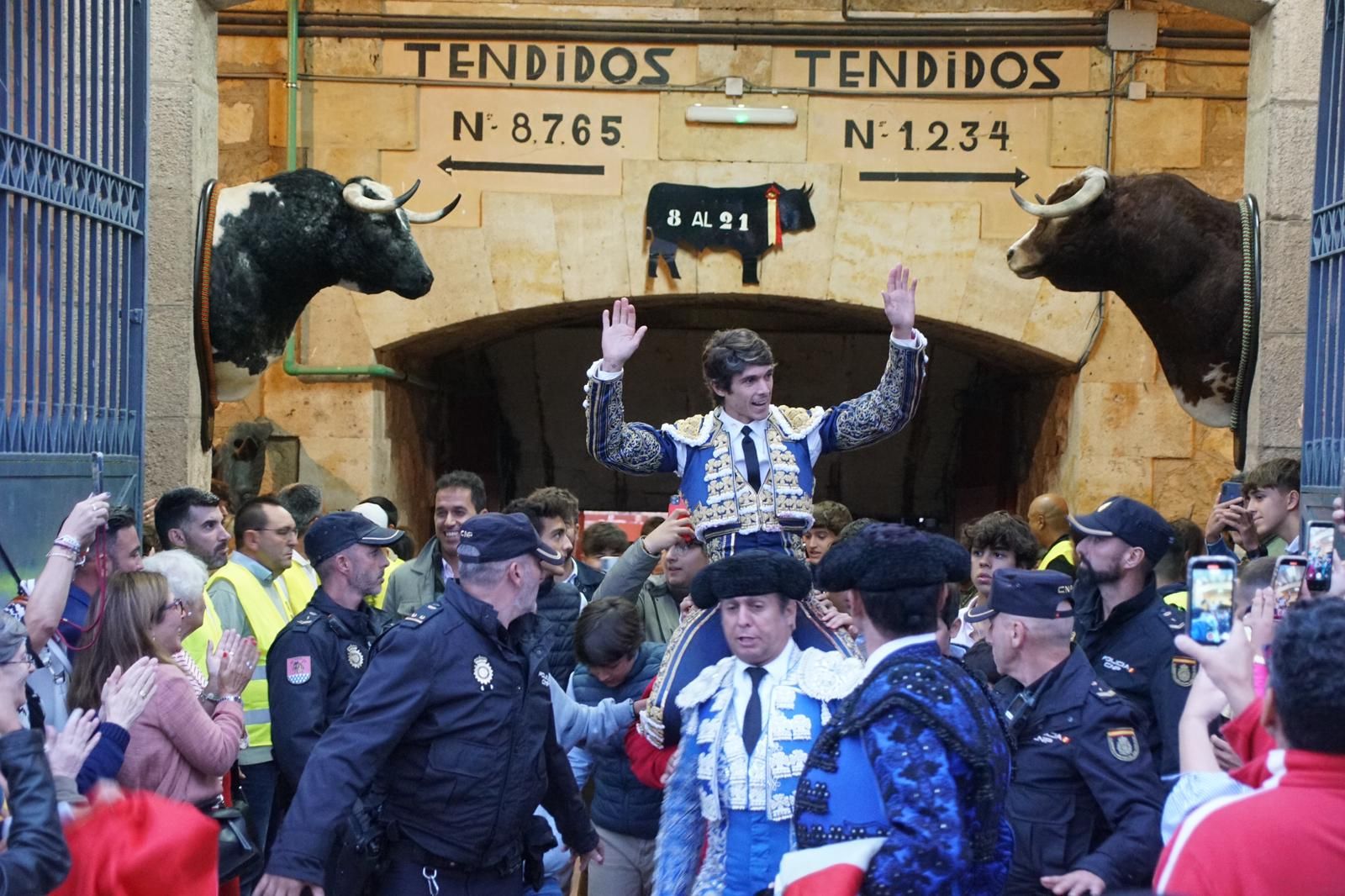 sebastian-castella-a-hombros-en-la-glorieta-con-los-astados-de-garcia-y-olga-jimenez-fotos-juanes-5