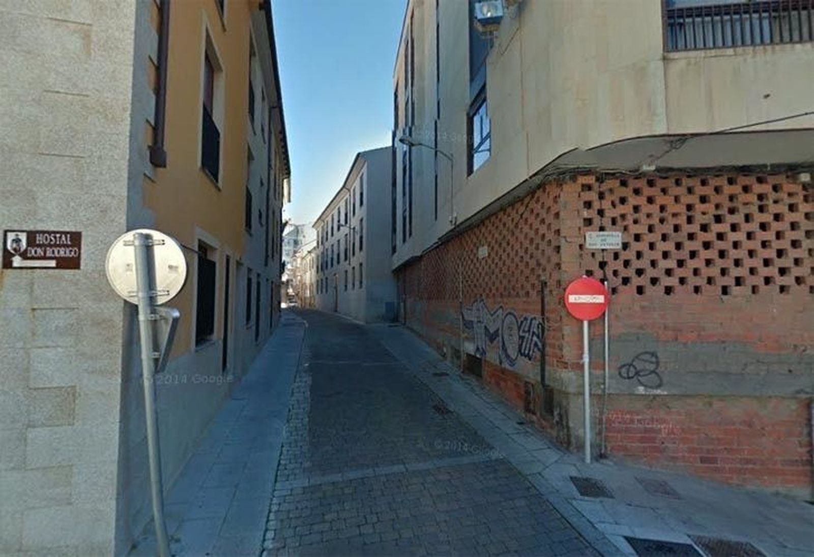 Se corta al tráfico la calle Mariquince por trabajos en la calzada