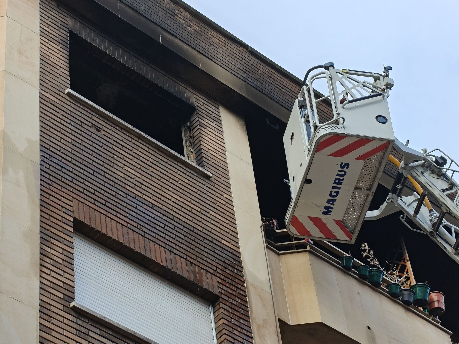 Los bomberos sofocan un incendio en una vivienda de la calle Vasco de Gama