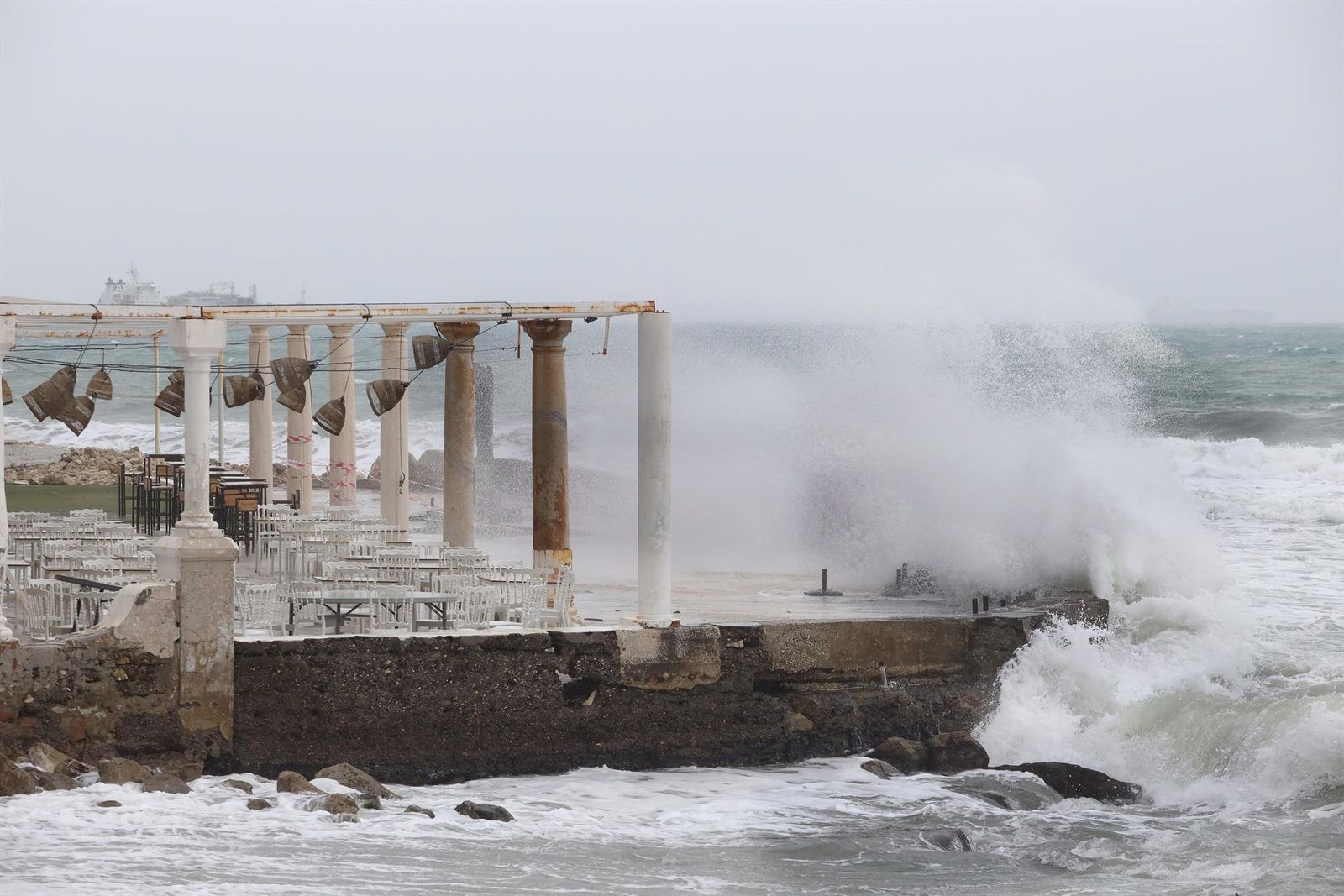 Temporal de oleaje y viento en Málaga.-