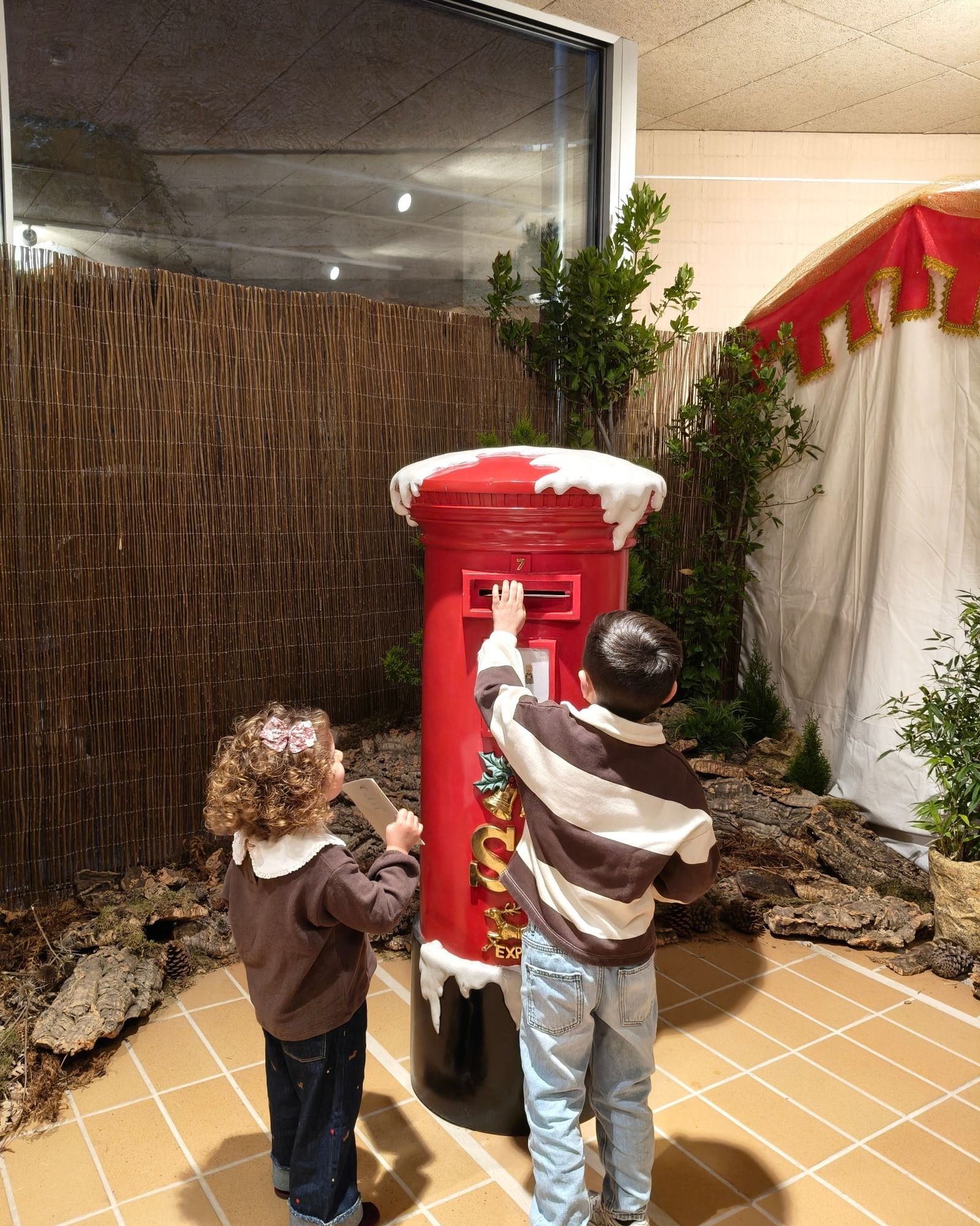 Los Reyes Magos visitan Carbajosa para recoger las últimas cartas
