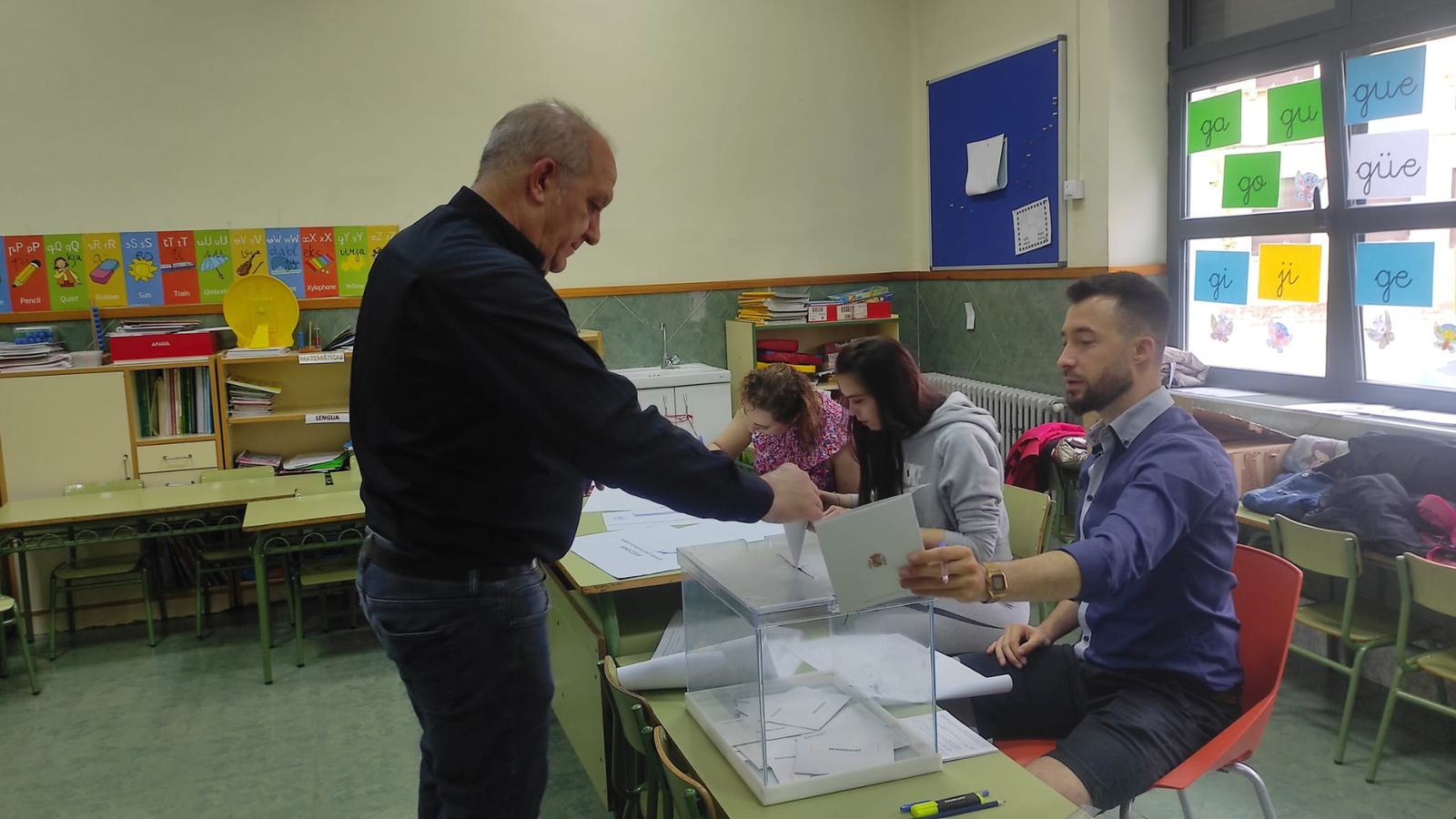 Una persona ejerce su derecho a voto en el San José de Calasanz.
