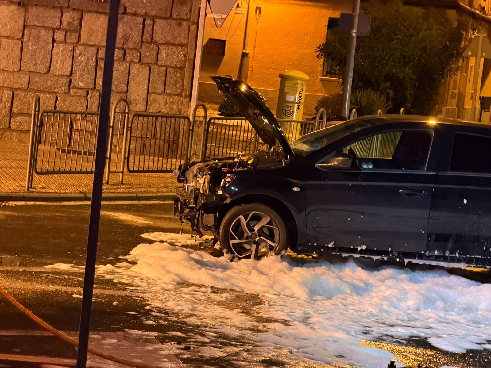 Un coche atraviesa una rotonda y acaba destrozado en la avenida de la Merced