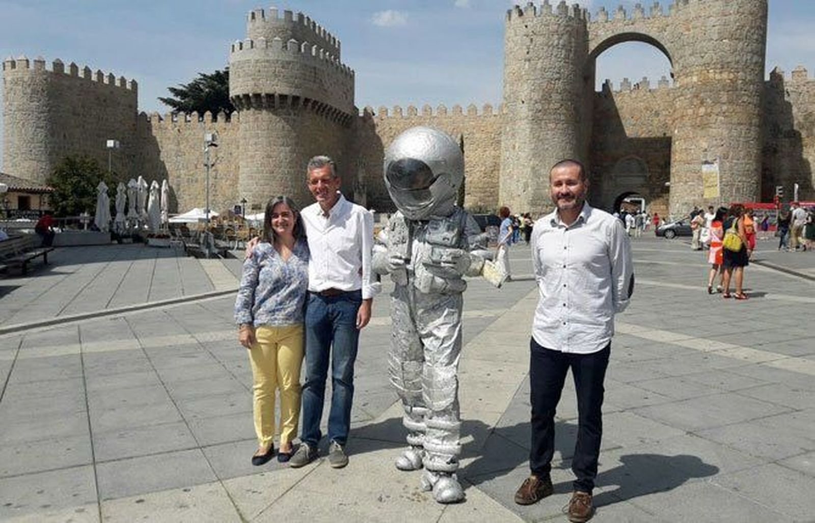 Estatuas entre turistas