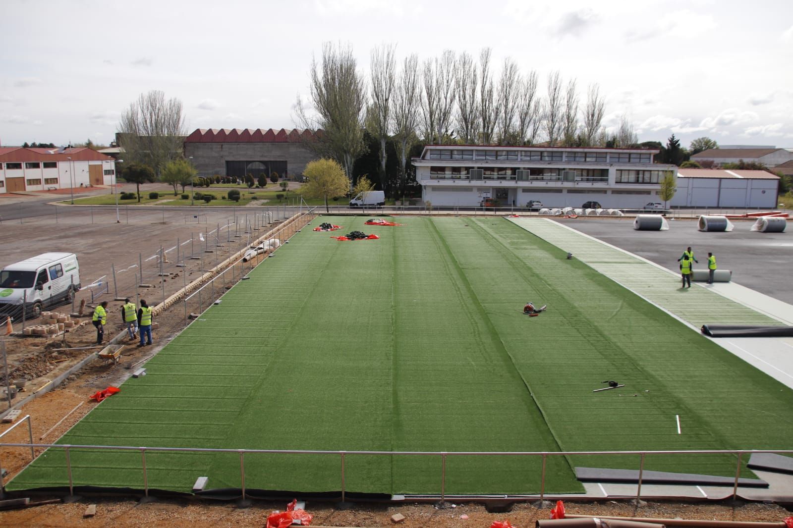 Instalación del césped artificial en los campos de fútbol 7 del Reina Sofía. | FOTO SALAMANCA24HORAS.COM