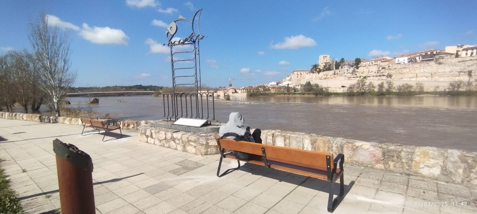 Un simple cartel que surte efectos inmediatos dos bancos que ya miran al Duero