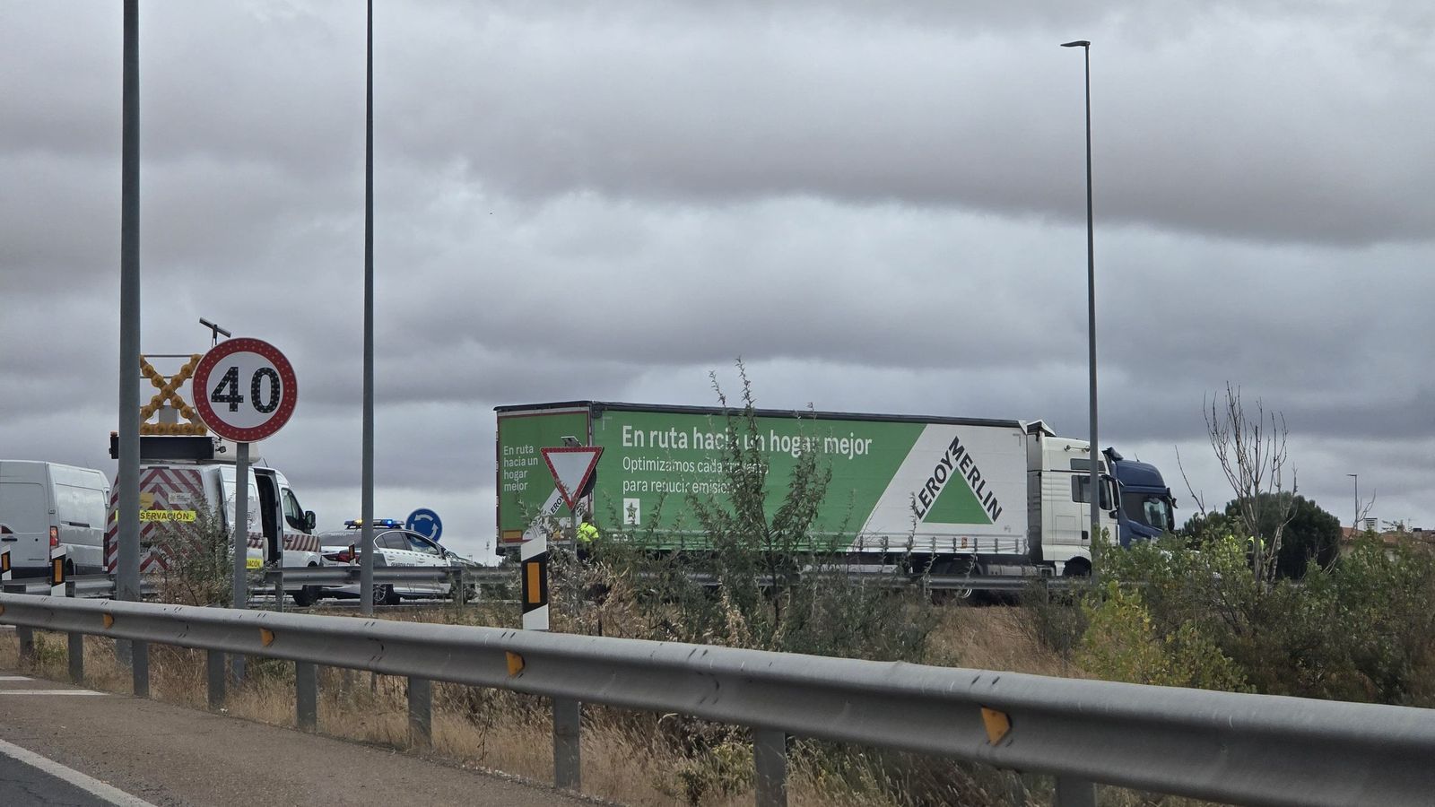 Un menor y una mujer heridos tras la colisión de un turismo y un camión en la rotonda de Leclerc