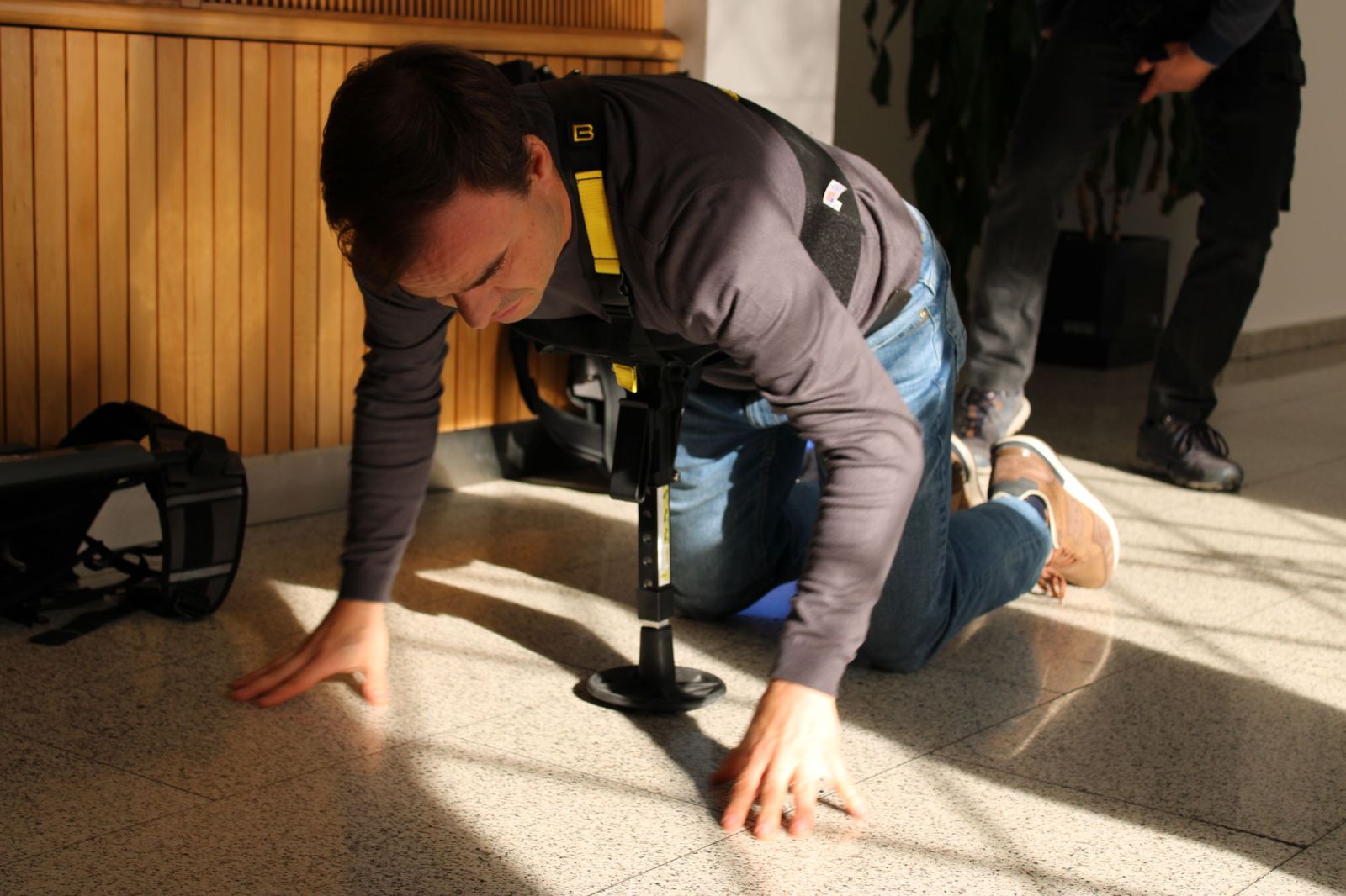 Demostración del funcionamiento de exoesqueletos industriales