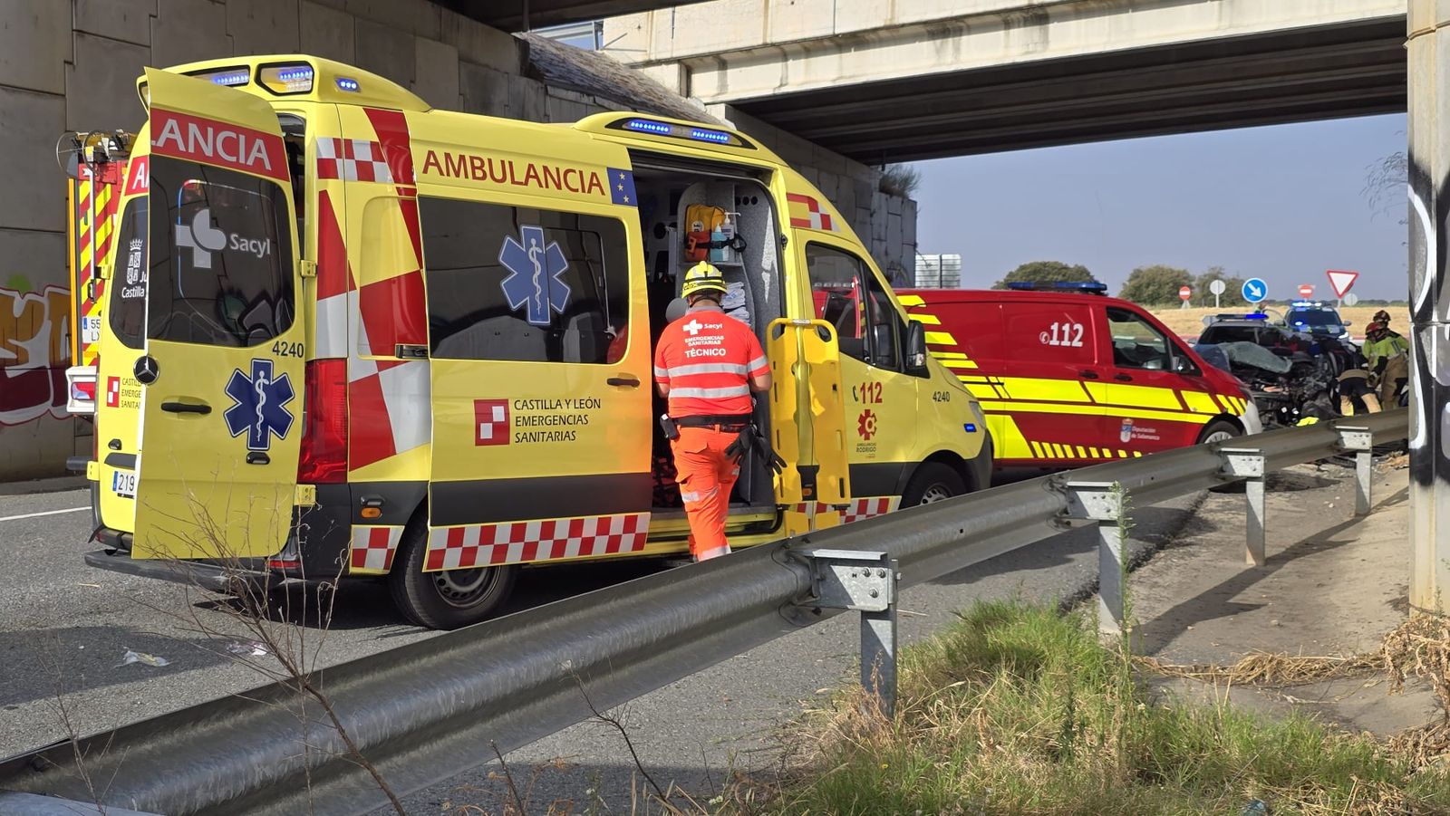 Un vehículo se precipita a unos siete metros de altura desde la A-66 a la N-630