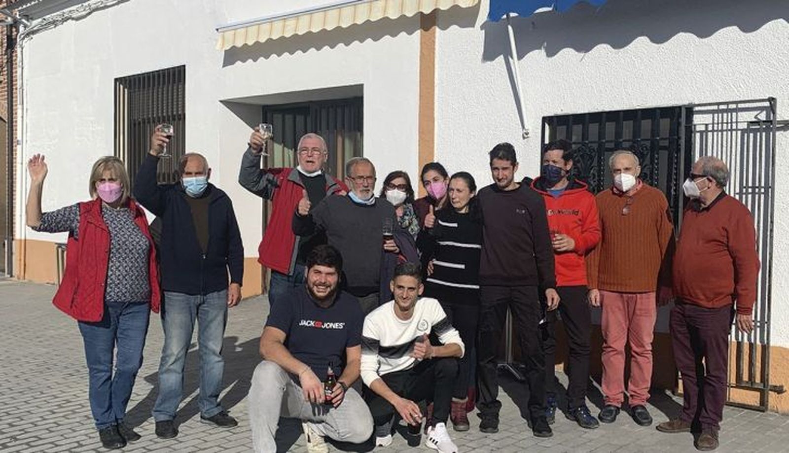 Clientes del Bar Cielito lindo de Mancera junto a los propietarios tras conocer que han repartido 3 millones de euros
