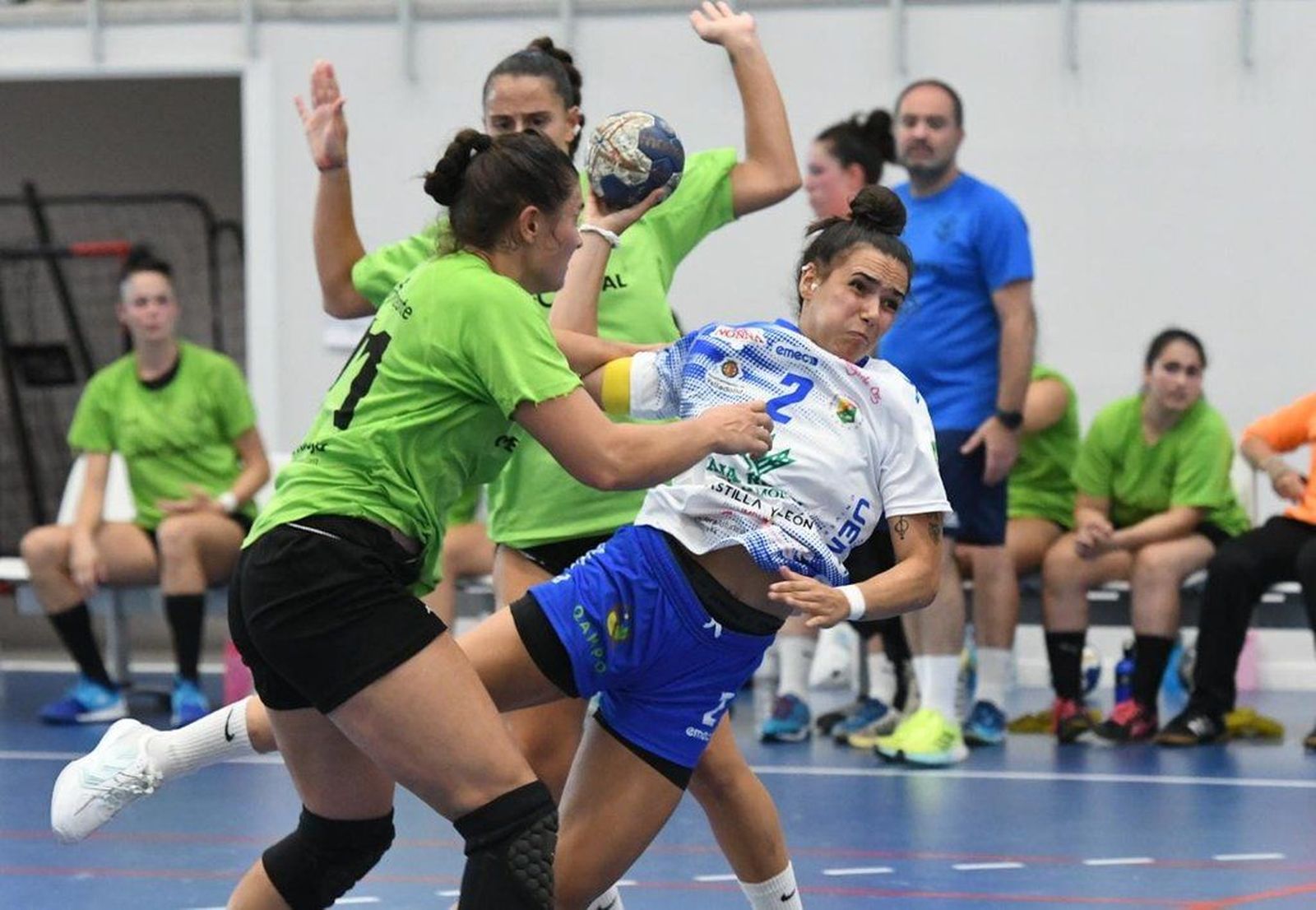 Elba Álvarez lanza a puerta. Foto: Aula Cultural.