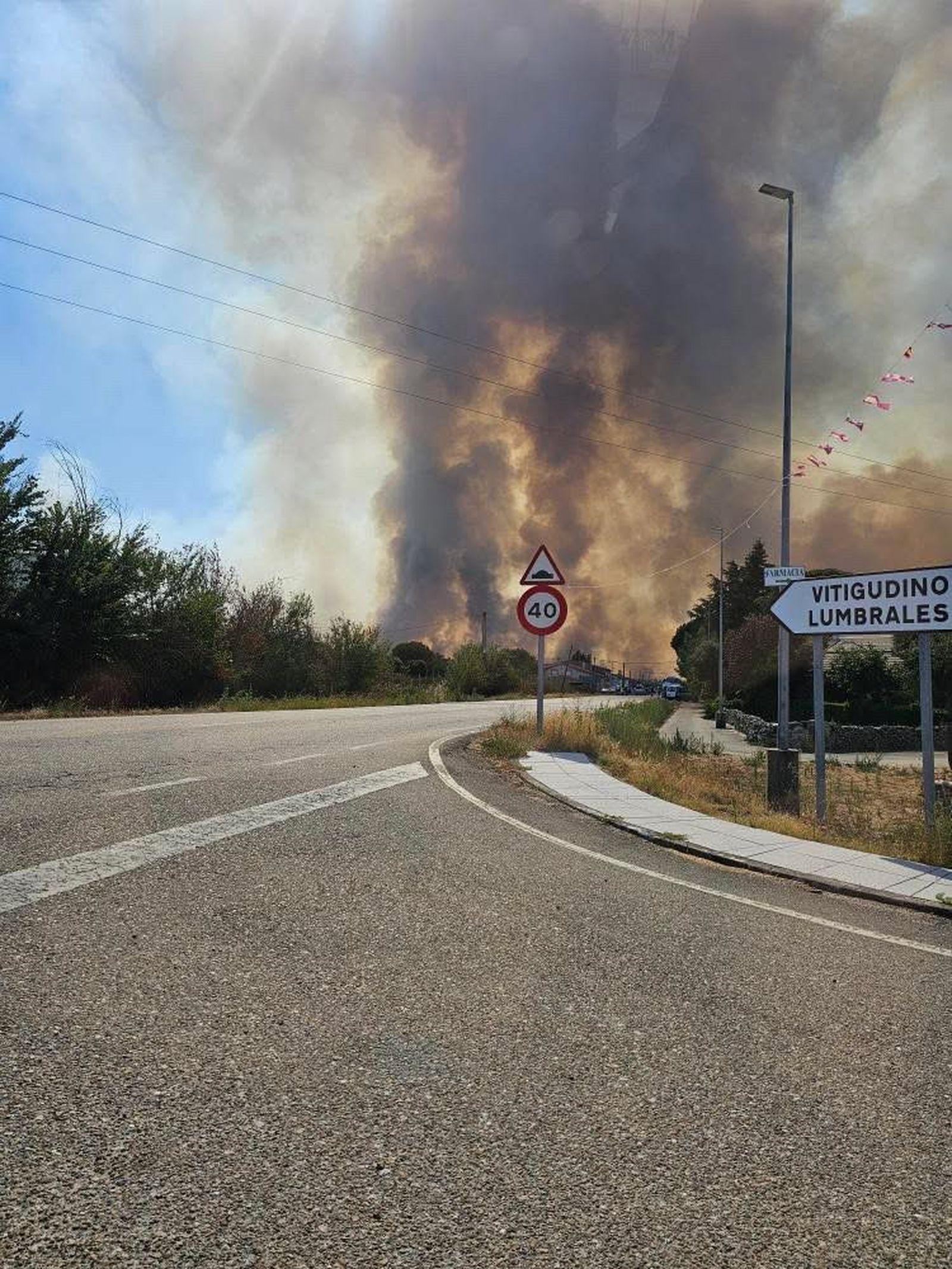 En imágenes: el incendio de Cipérez (IGR2) llega hasta Cerezal de Puertas