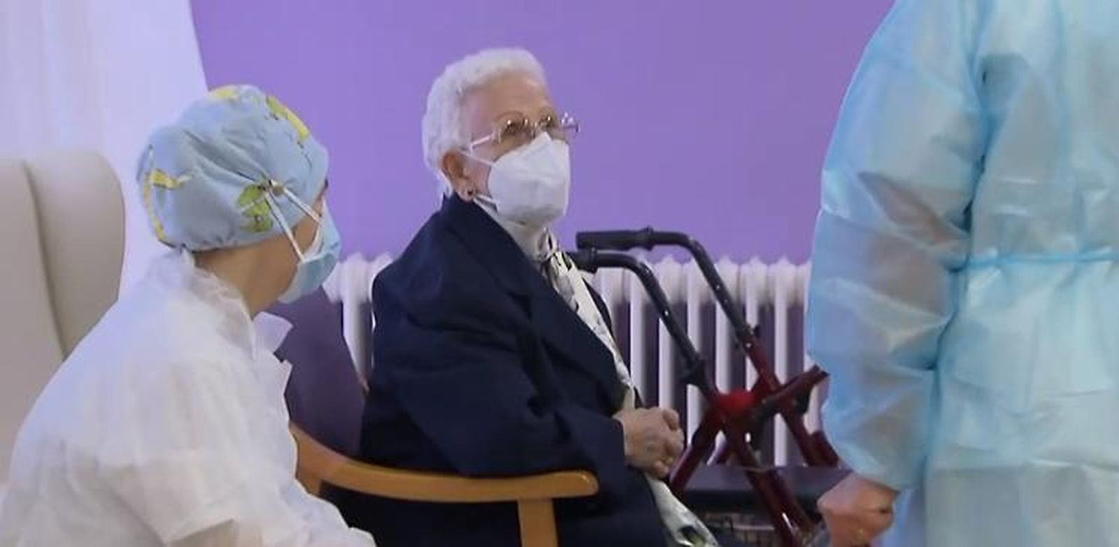 Araceli recibe la primera vacuna covid en España