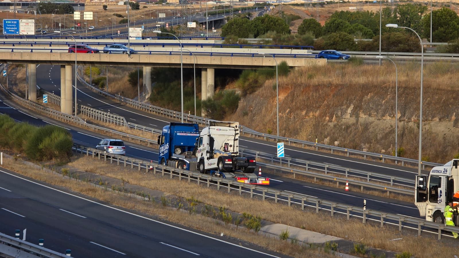 Un camión pierde en la carga en la A-62, a la altura del Helmántico