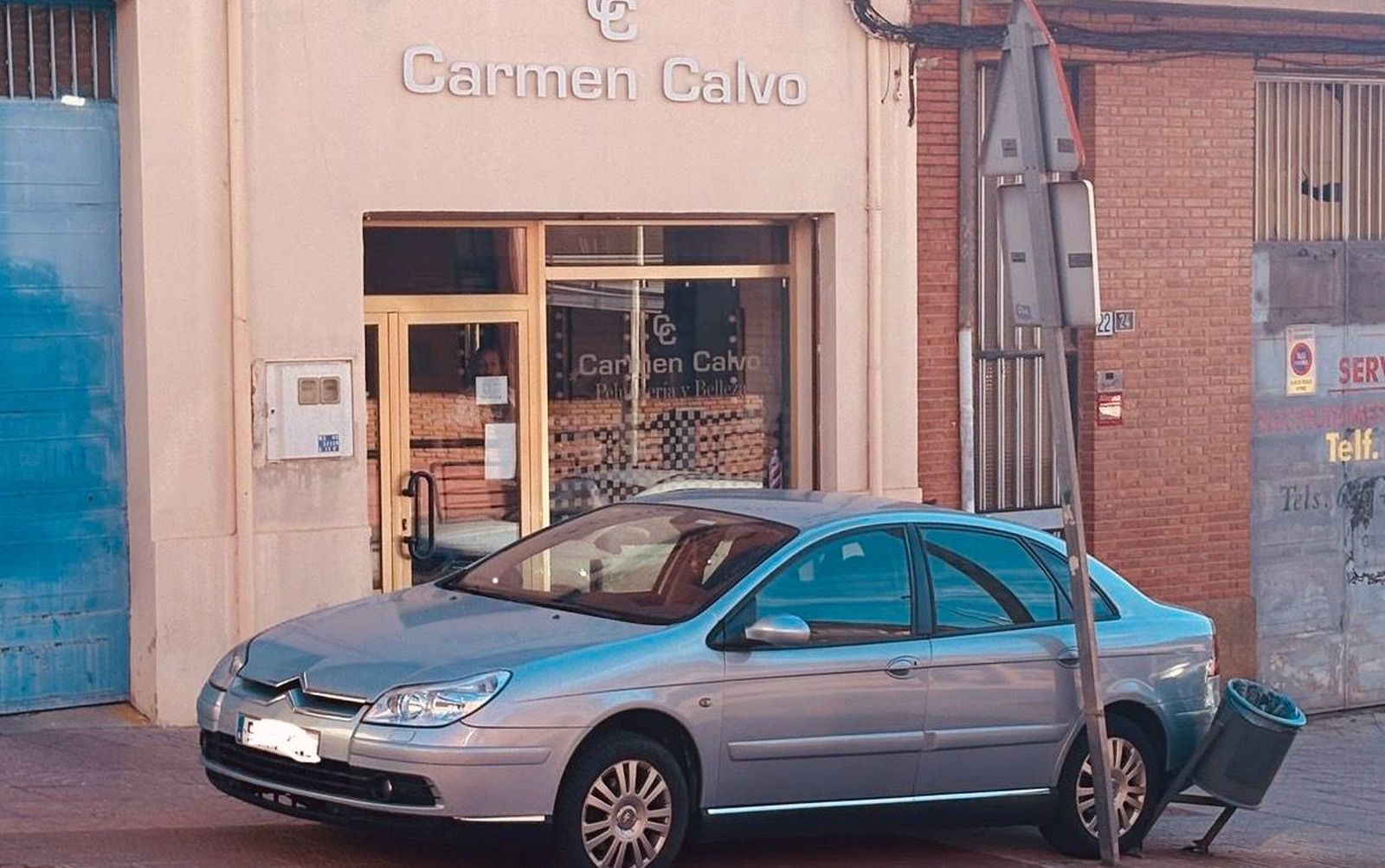 El vehículo que acabó empotrado contra una papelera