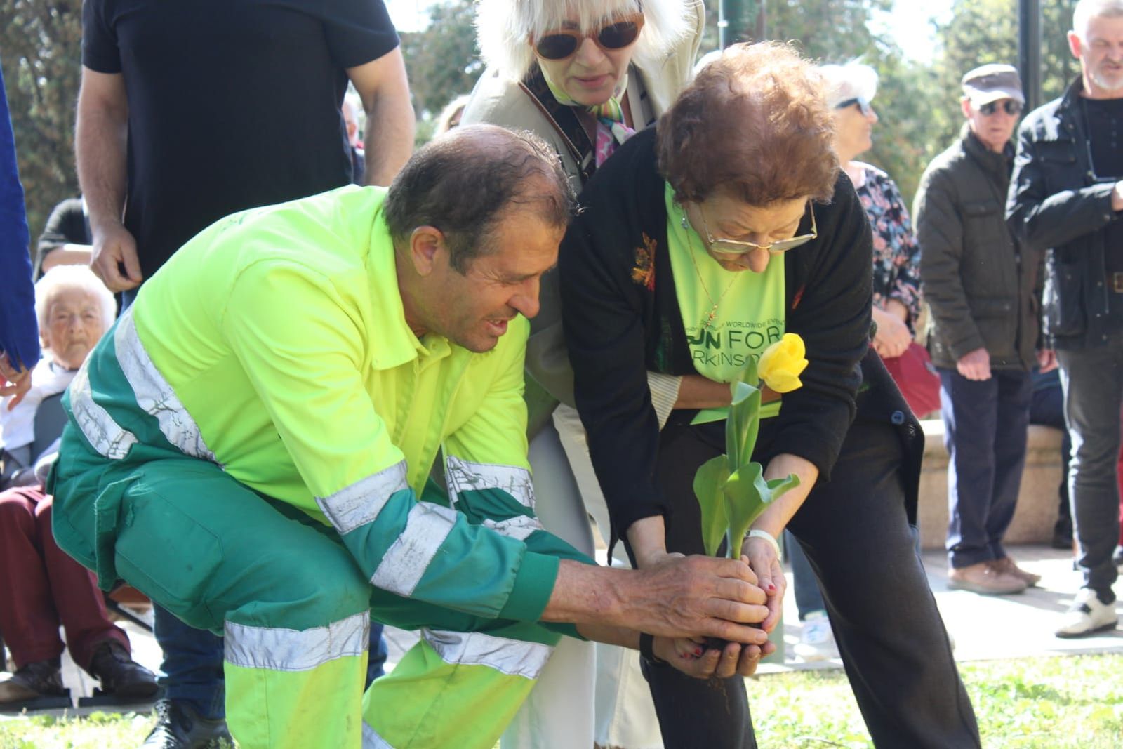 GALERÍA | Plantación simbólica de tulipanes con motivo del Día Mundial del Parkinson
