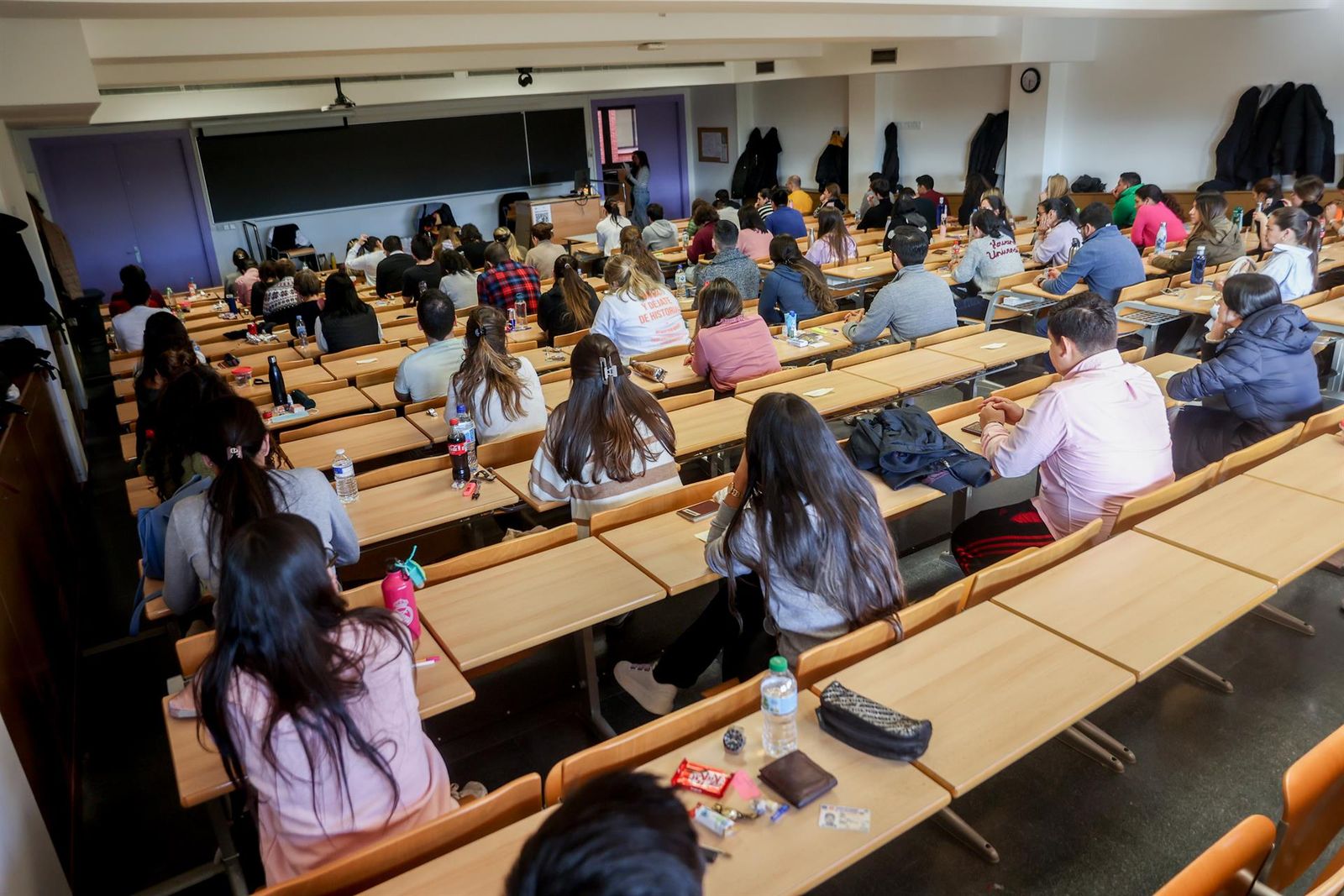 Un grupo de personas participando en un proceso selectivo convocado por el Ministerio de Sanidad. Foto EP | Ricardo Rubio