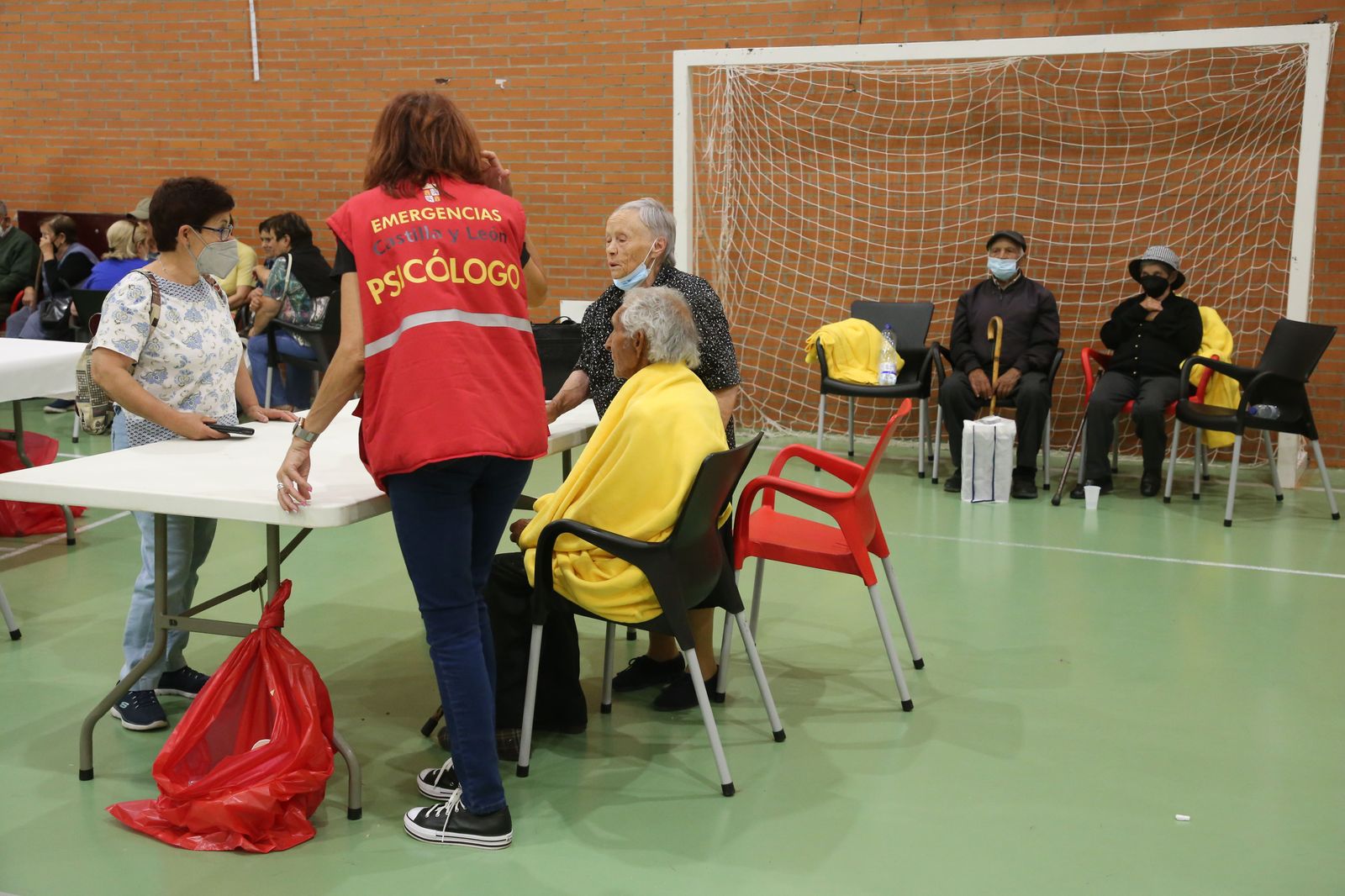 El incendio en la sierra de la Culebra provoca la evacuación de vecinos de localidades cercanas. ICAL (1)